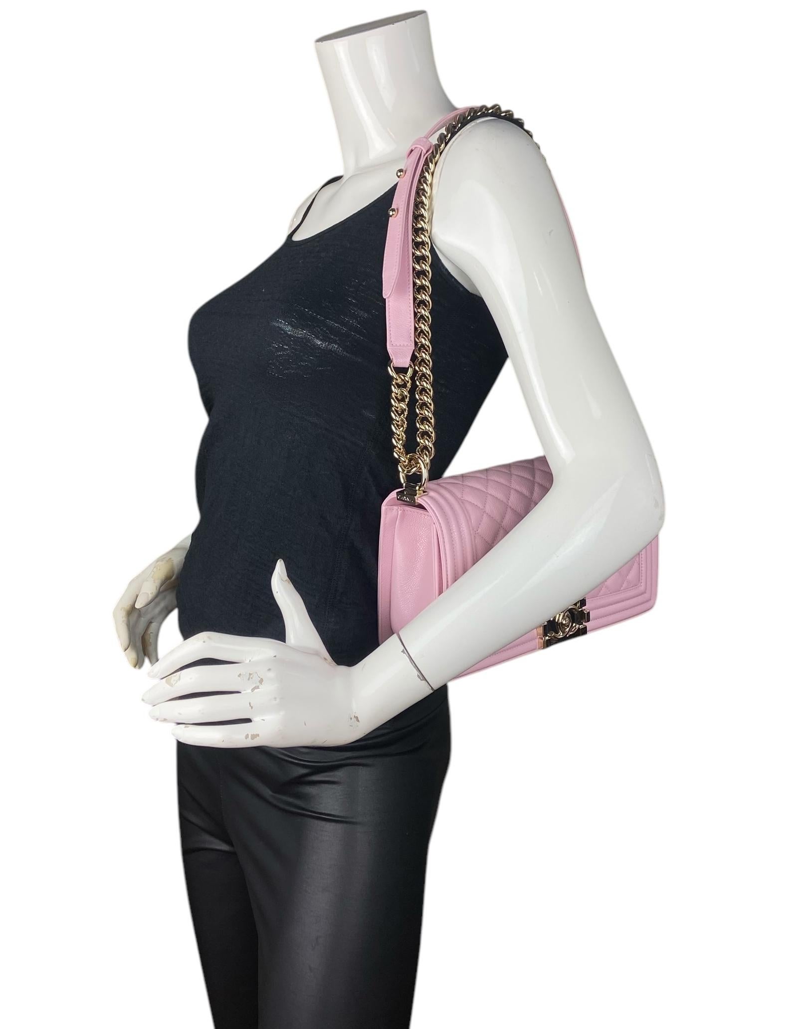 Chanel 2025 Borsa media trapuntata in pelle di caviale rosa con hardware in oro pallido

Anno di produzione: 2025
Prodotto in: Francia
Colore: rosa
Hardware: Oro pallido
Materiali: Pelle di caviale
Fodera: Pelle
Chiusura/apertura: Patta superiore