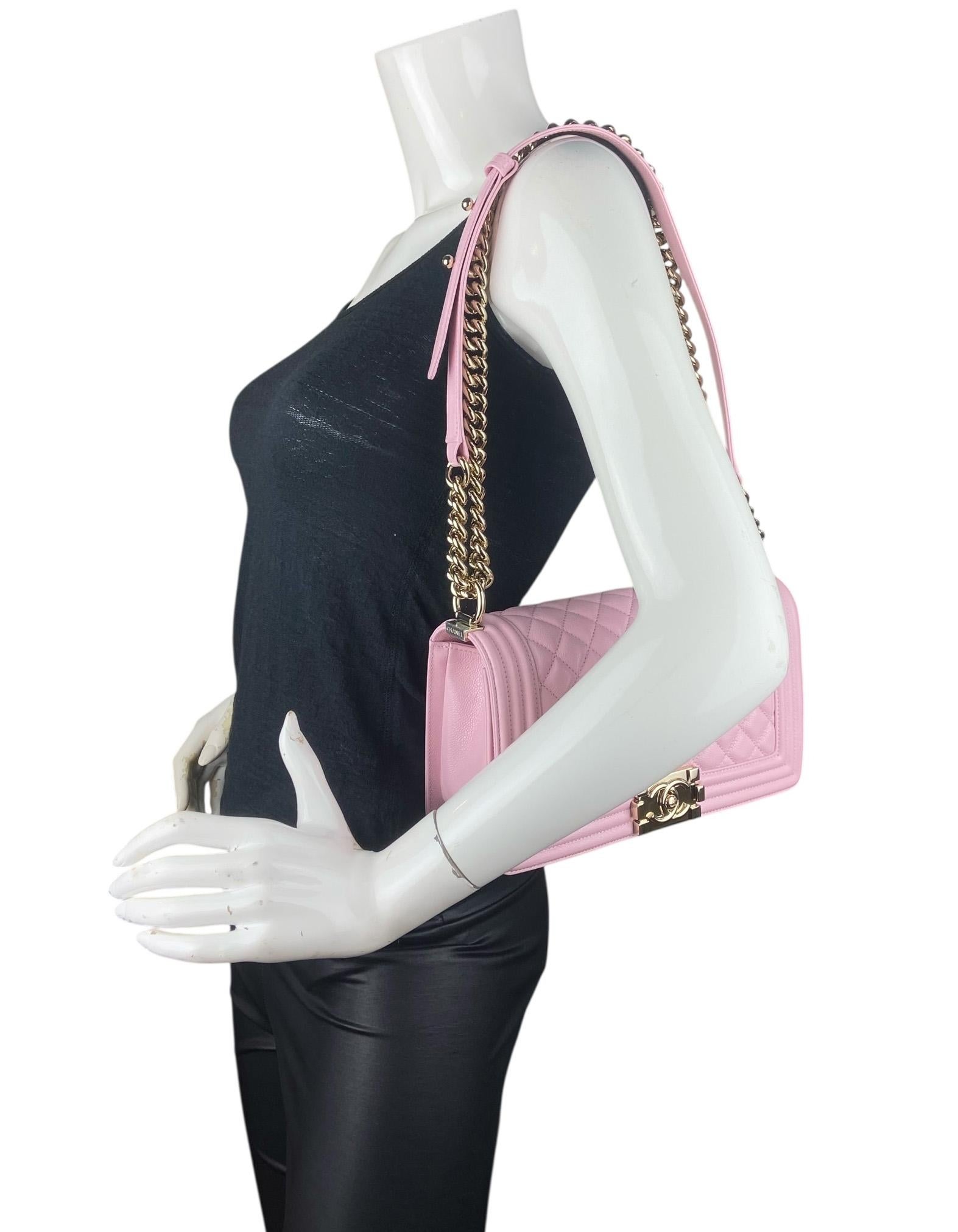 Chanel 2025 Borsa media trapuntata in pelle di caviale rosa con hardware in oro pallido

Anno di produzione: 2025
Prodotto in: Francia
Colore: rosa
Hardware: Oro pallido
Materiali: Pelle di caviale
Fodera: Pelle
Chiusura/apertura: Patta superiore