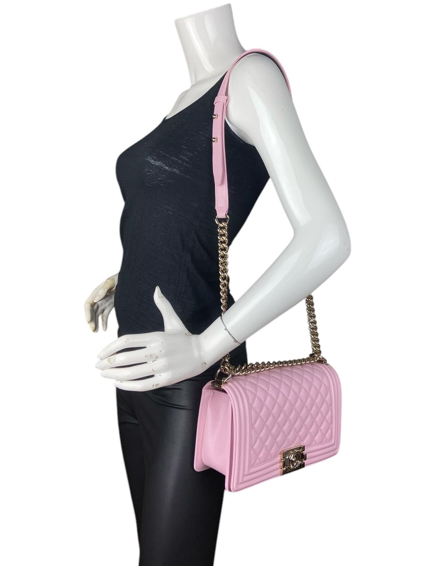 Marrone Chanel 2025 Borsa media trapuntata in pelle di caviale rosa con hardware in oro pallido in vendita