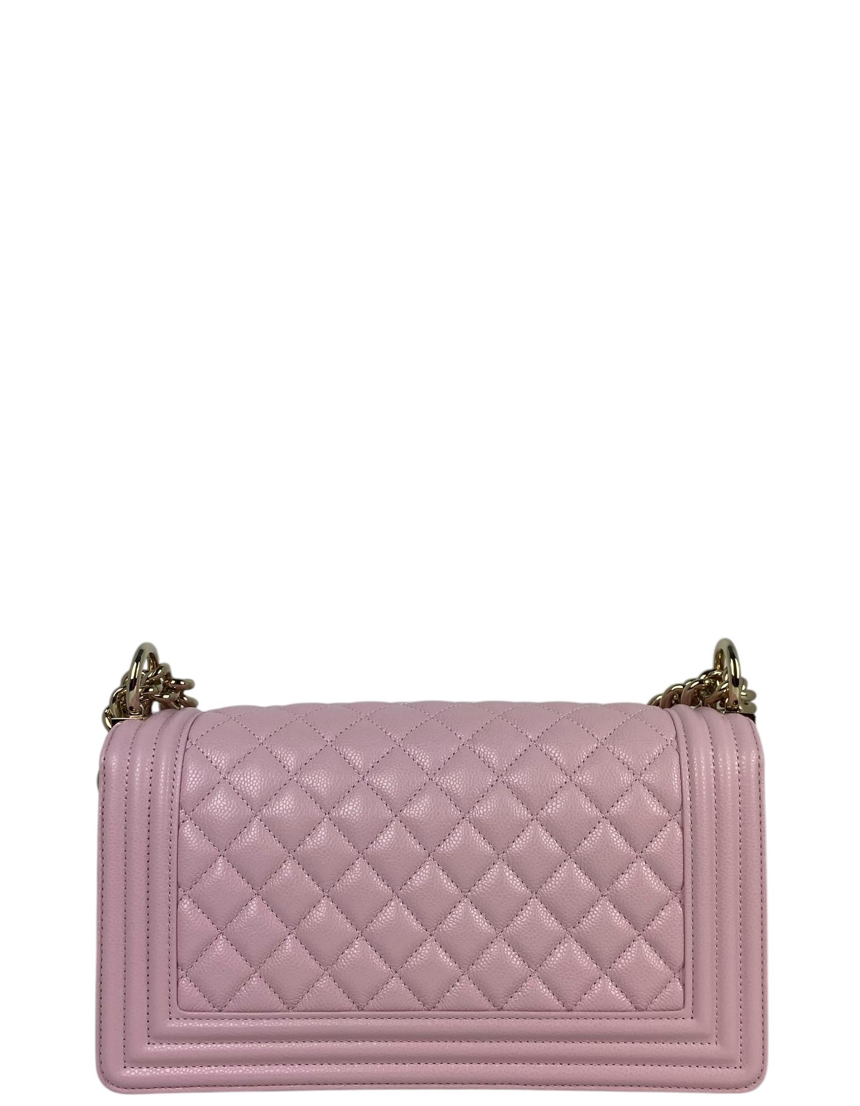 Chanel 2025 Borsa media trapuntata in pelle di caviale rosa con hardware in oro pallido In condizioni ottime in vendita a New York, NY
