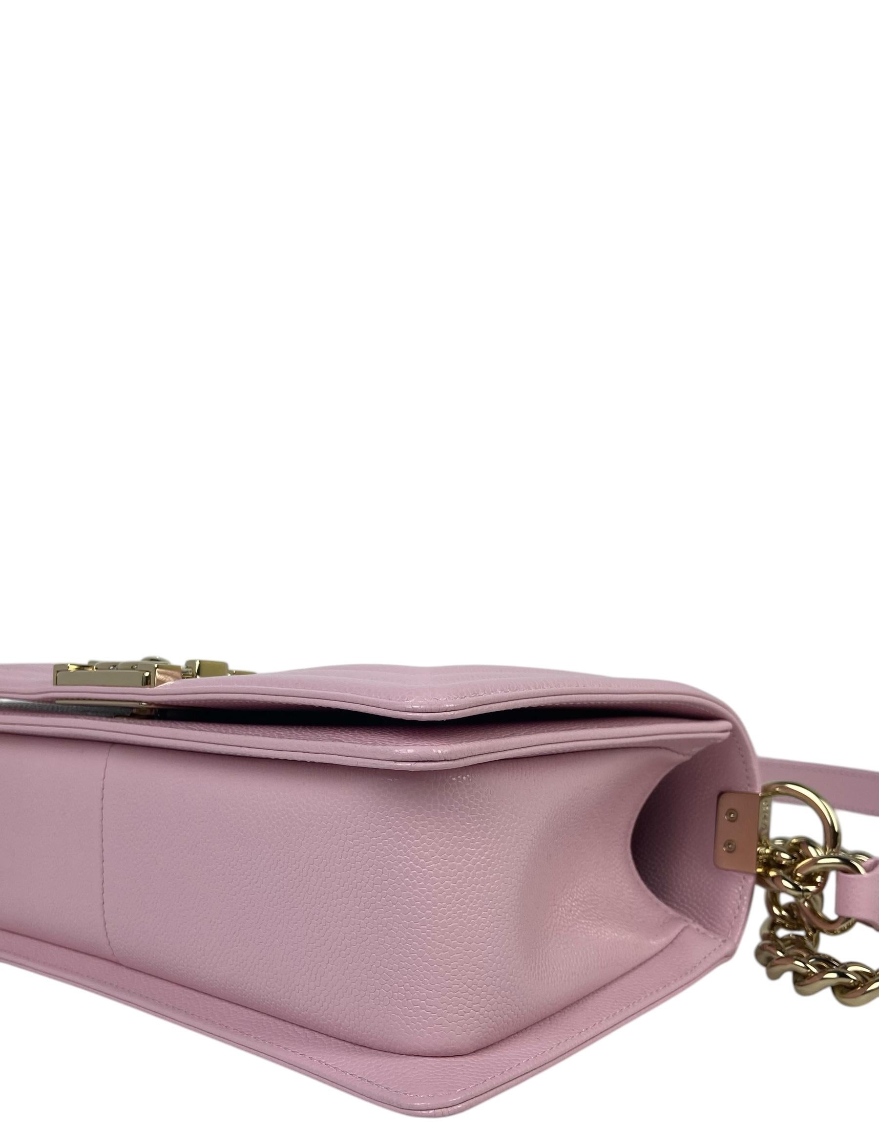 Chanel 2025 Borsa media trapuntata in pelle di caviale rosa con hardware in oro pallido in vendita 1