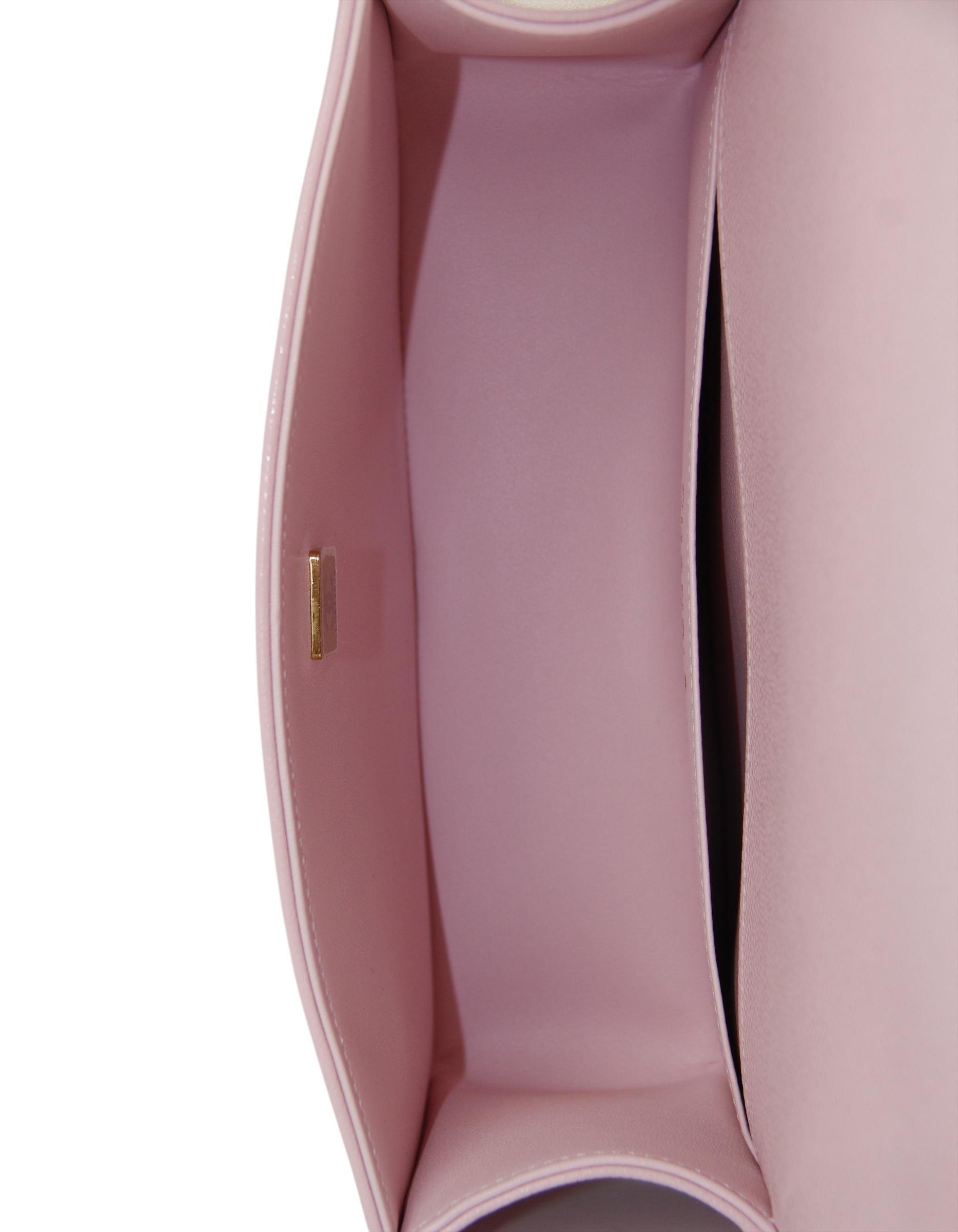 Chanel 2025 Borsa media trapuntata in pelle di caviale rosa con hardware in oro pallido in vendita 2