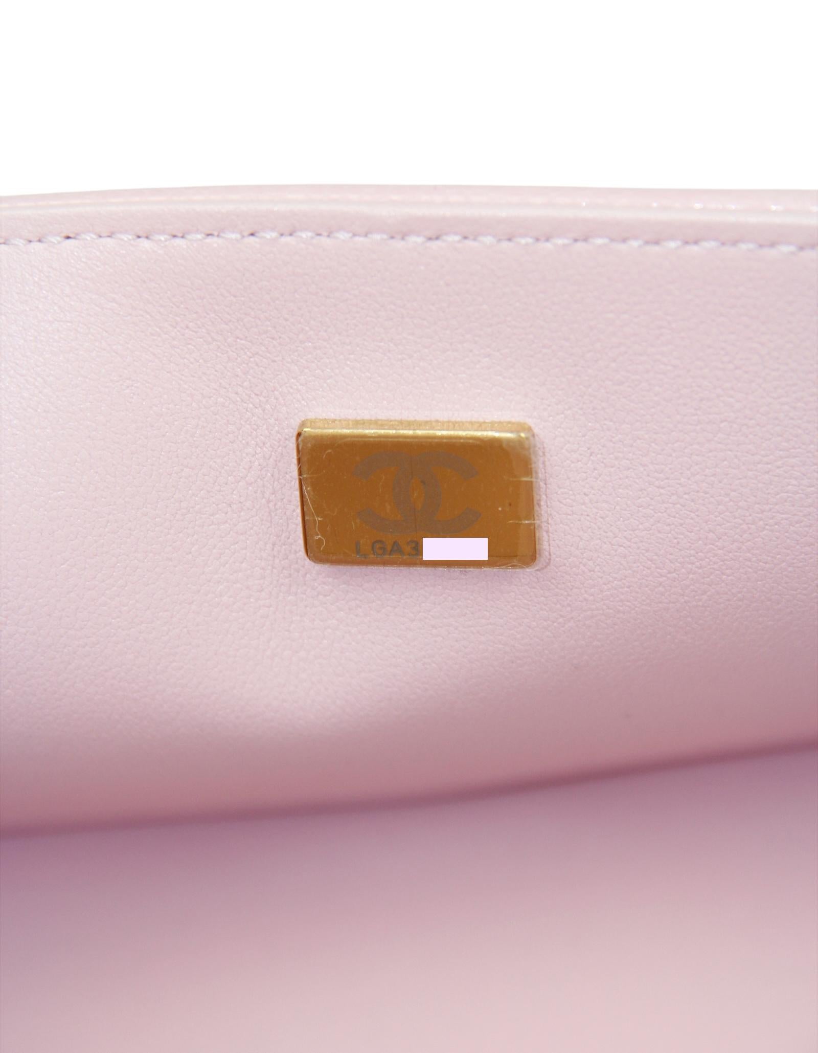 Chanel 2025 Borsa media trapuntata in pelle di caviale rosa con hardware in oro pallido in vendita 4