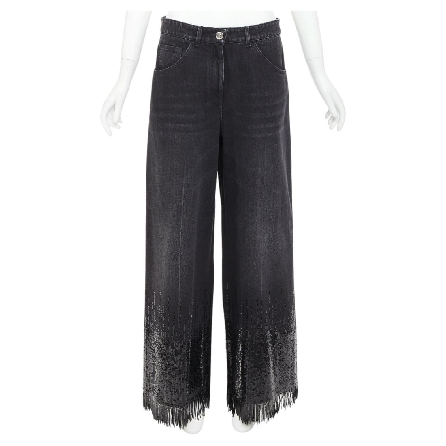 CHANEL 2025: Vaqueros de pierna ancha con flecos y lentejuelas en denim lavado negro, modelo de pasarela, talla FR40 L