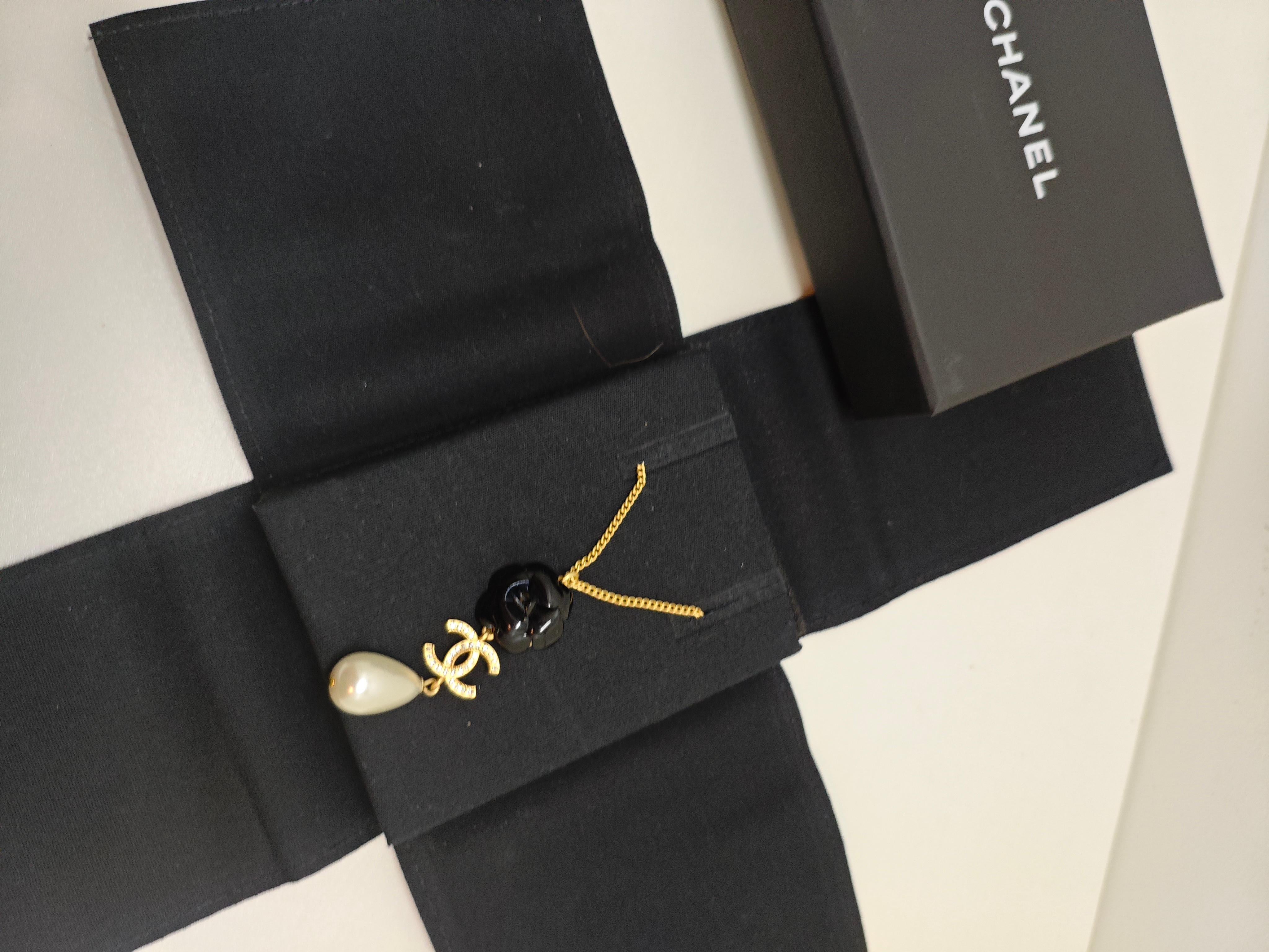 Timeless Elegance Indulge in the refined elegance of Chanel’s Drop Pearl Black Camellia Necklace, a rare and sophisticated piece that embodies the house’s signature style. Featuring a delicate black enamel Camellia flower, this necklace is adorned