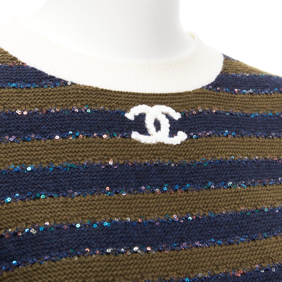 CHANEL 20C marineblauer und khakifarbener Paillettenpullover aus Kaschmirmischung CC Logo Streifen FR34 XXS
Referenz: AAWC/A00806
Marke: Chanel
Designer: Virginie Viard
Collection'S: 20C
MATERIAL: Kaschmir, Gemisch
Farbe: Marineblau, Khaki
Muster: