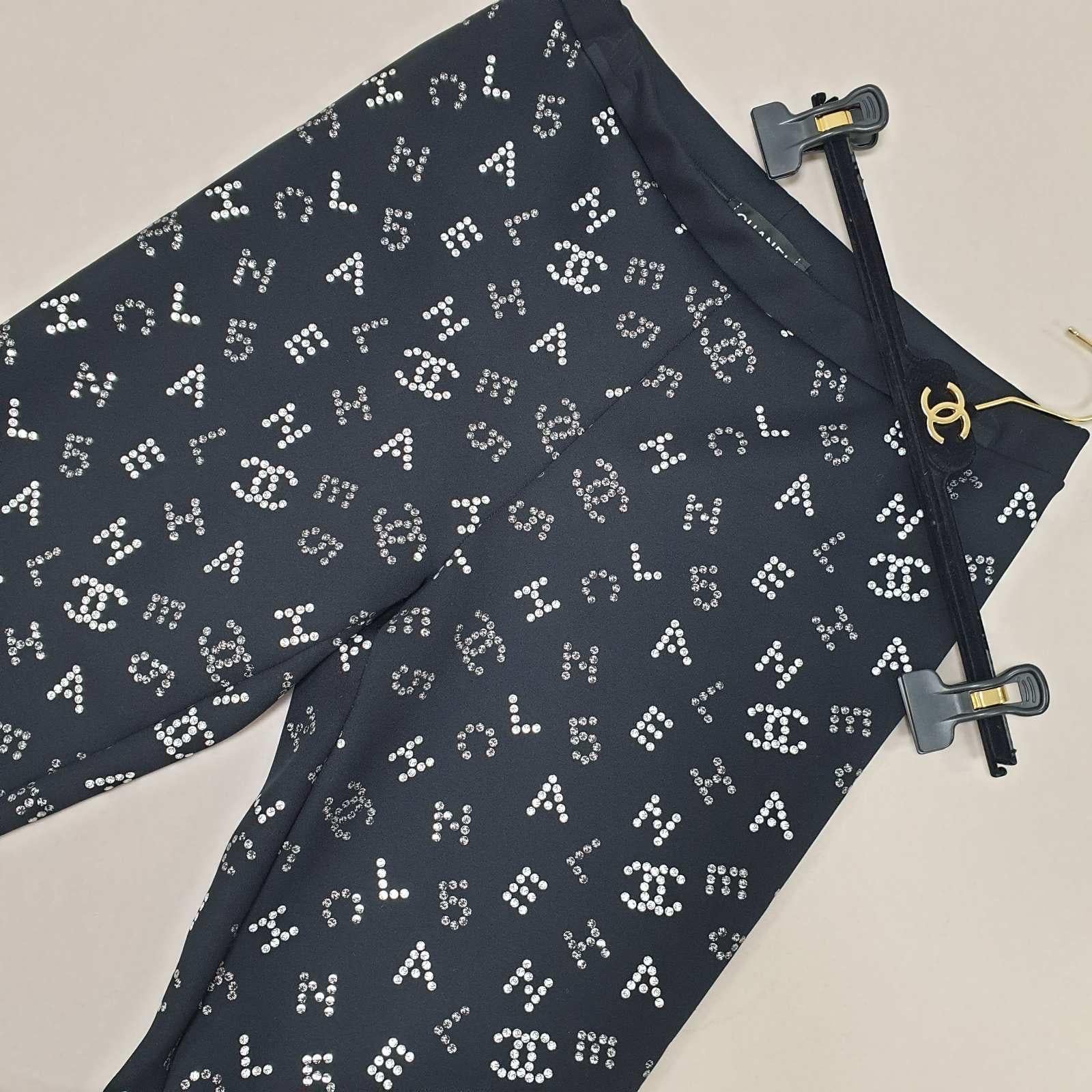 
CHANEL 2020 Cruise Runway CC Leggings, 
Sz. 42
Sold out instantly in boutiques.
Very good condition. Signs of wear seen on pics.
