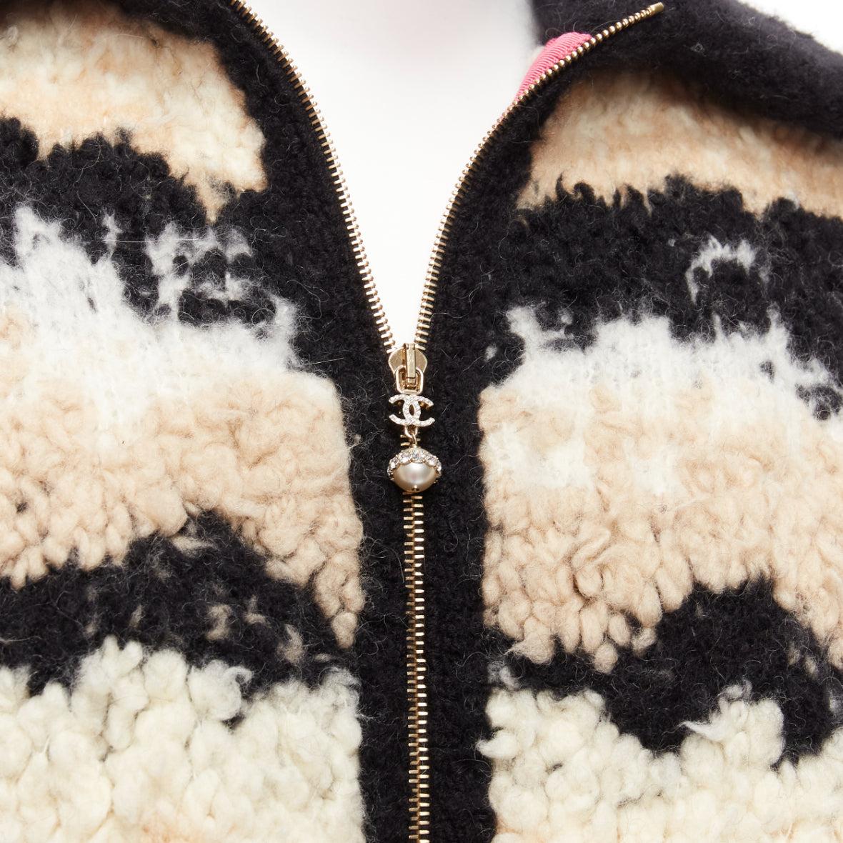 CHANEL 20N Coco Neige CC pearl zip cream wool cashmere cropped bomber FR34 XS
Reference: AAWC/A01078
Brand: Chanel
Designer: Virginie Viard
Collection: 20N
Material: Wool, Cashmere
Color: Cream, Black
Pattern: Solid
Closure: Zip
Lining: Pink