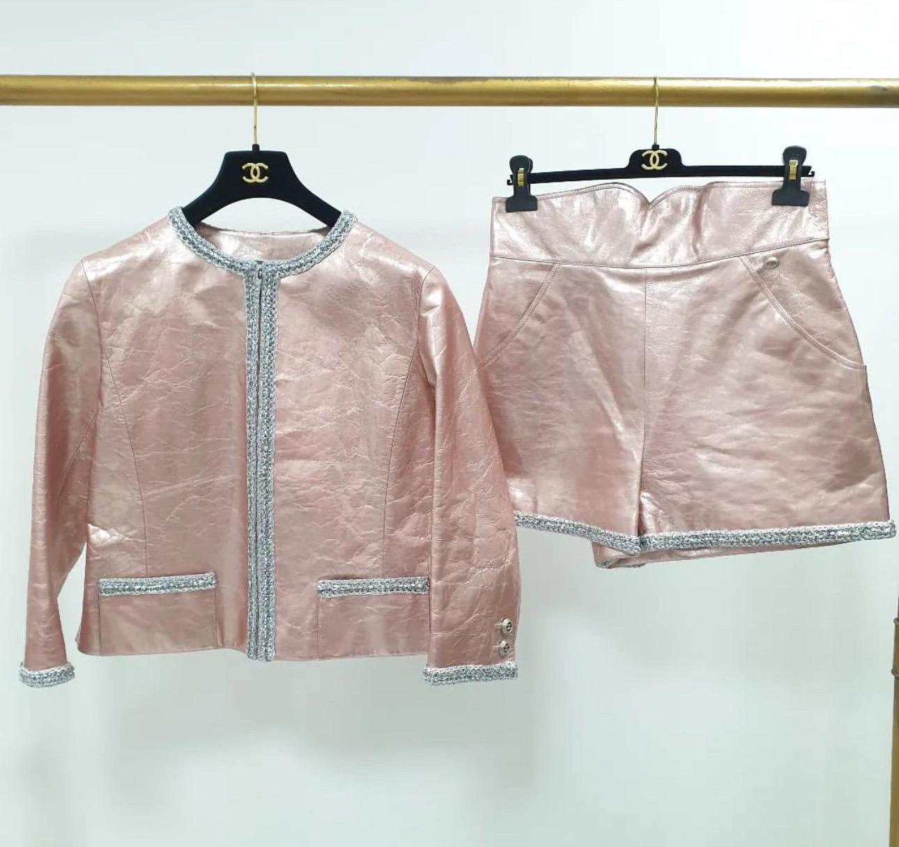2 pieces set
This is a collarless leather jacket by Chanel and shorts, from their Spring 2020 collection. The jacket has a zip-front closure and three-quarter length sleeves with two silver metal logo buttons. This jacket features a silver