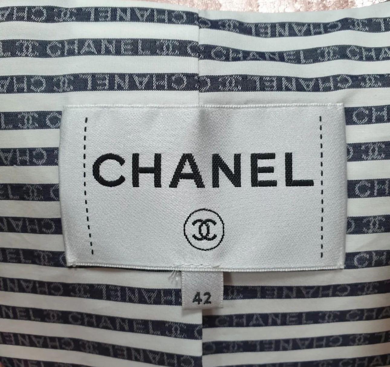 Chanel 20S Combinaison en cuir rose métallisé brodé d'argent Veste short en vente 3