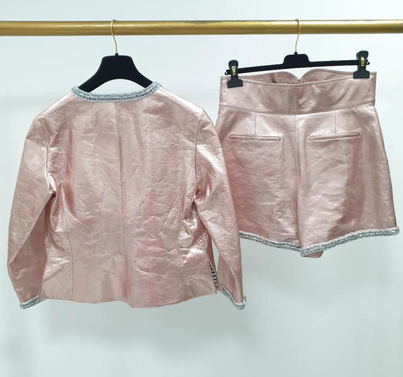 Chanel 20S Combinaison en cuir rose métallisé brodé d'argent Veste short en vente 4