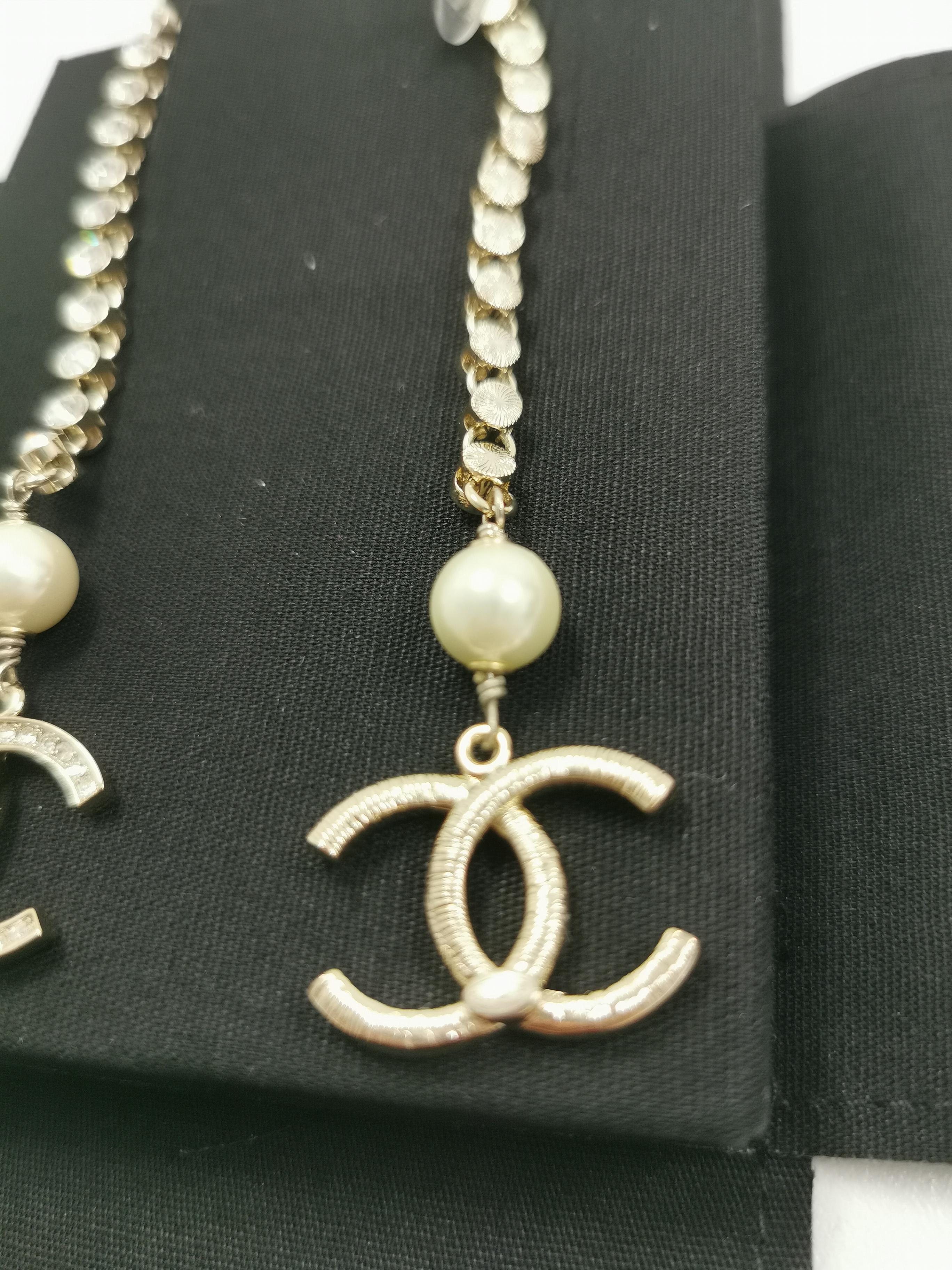 Chanel 21 CC Lange Strass Perle Logo-Ohrringe (Zeitgenössisch)