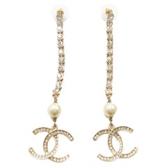 Chanel, boucles d'oreilles longues logo 21 CC en perles et strass