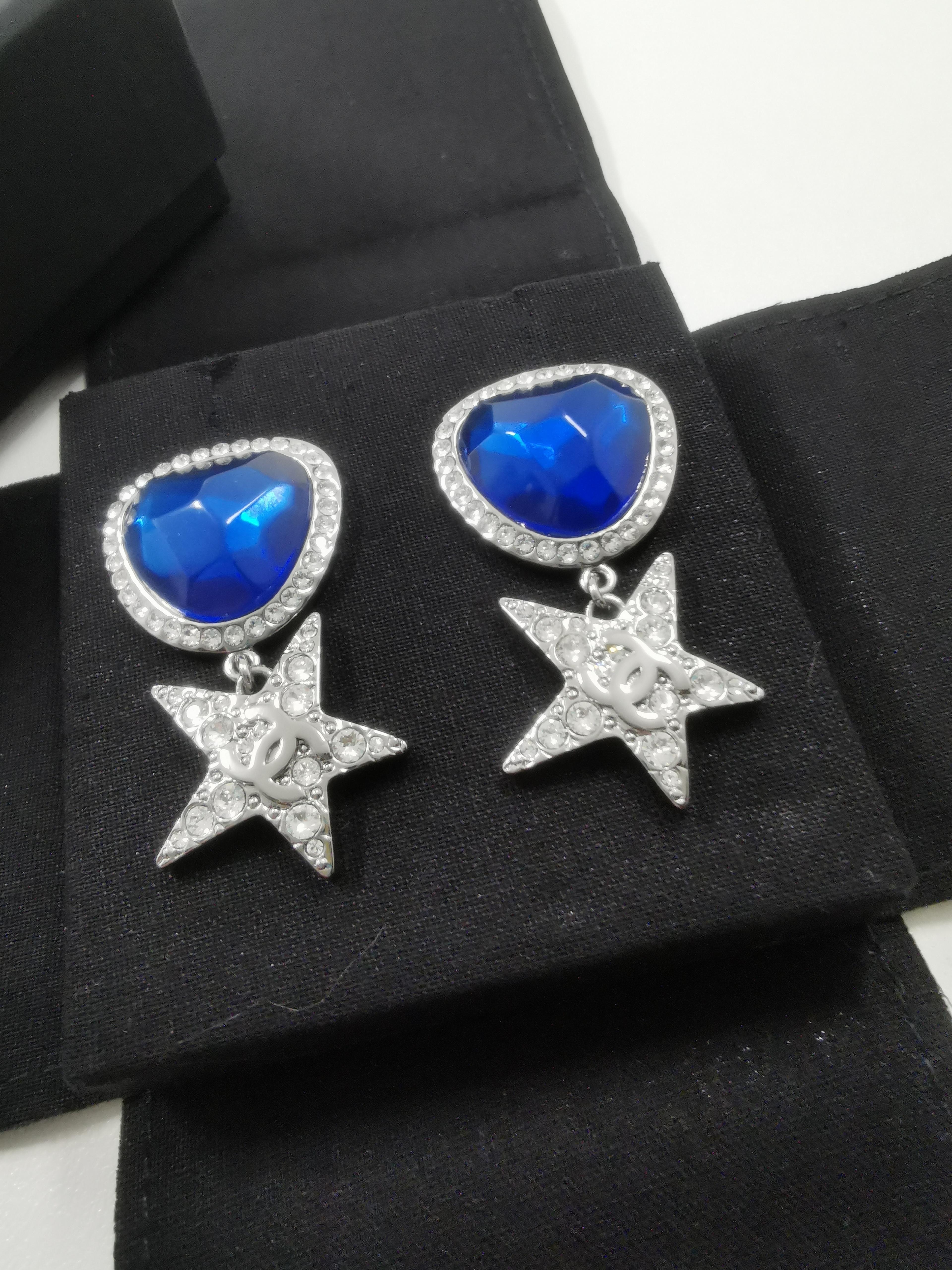 Contemporary Chanel 21 Runway CC Gunmetal Blue Crystal with Rhinestones Drop Star EARRINGS