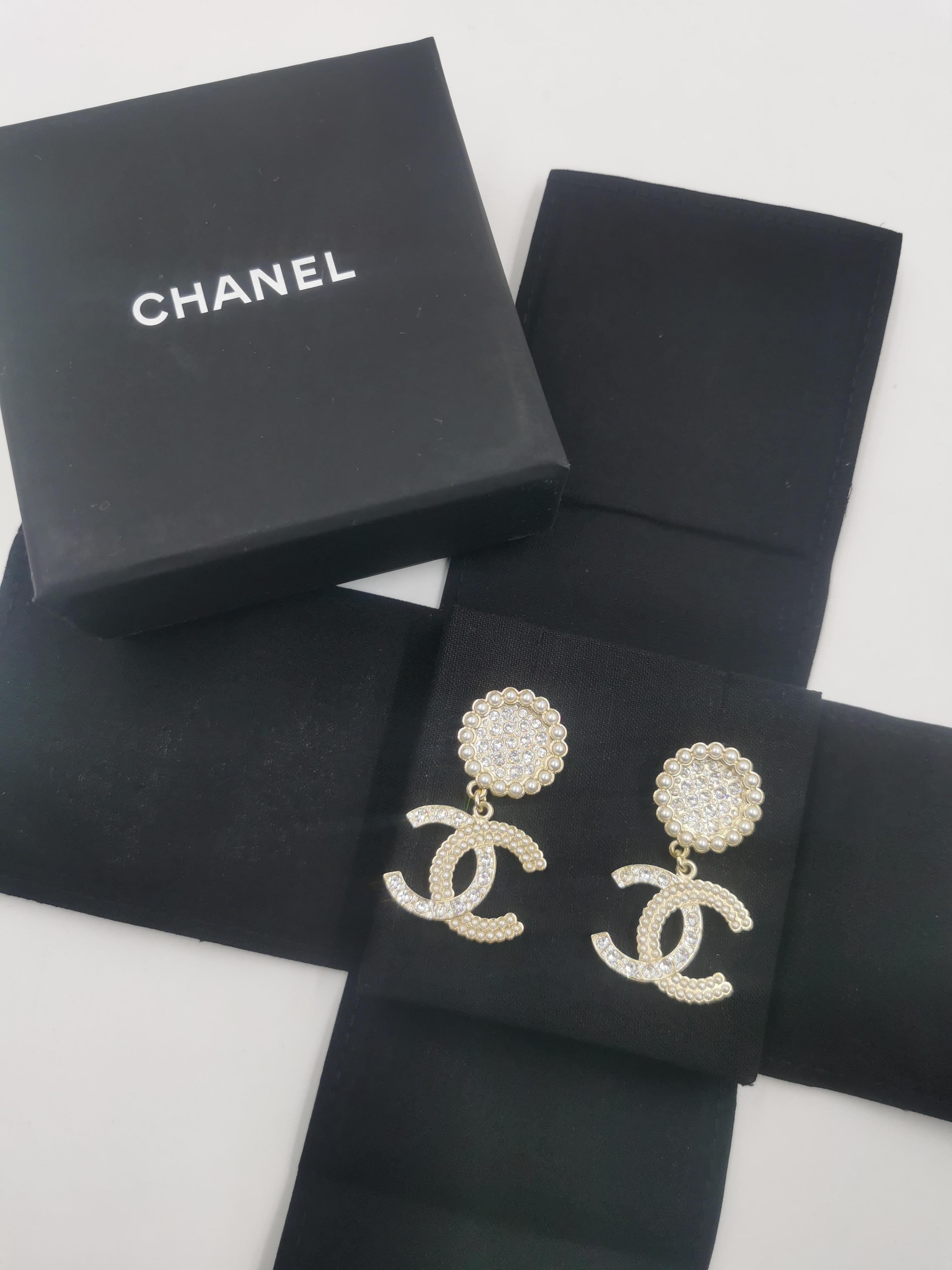 Chanel 21 Runway CC Light Gold LARGE Massive Rhinestone Logo Dangling Earrings  In Excellent Condition In PUTNEY, NSW