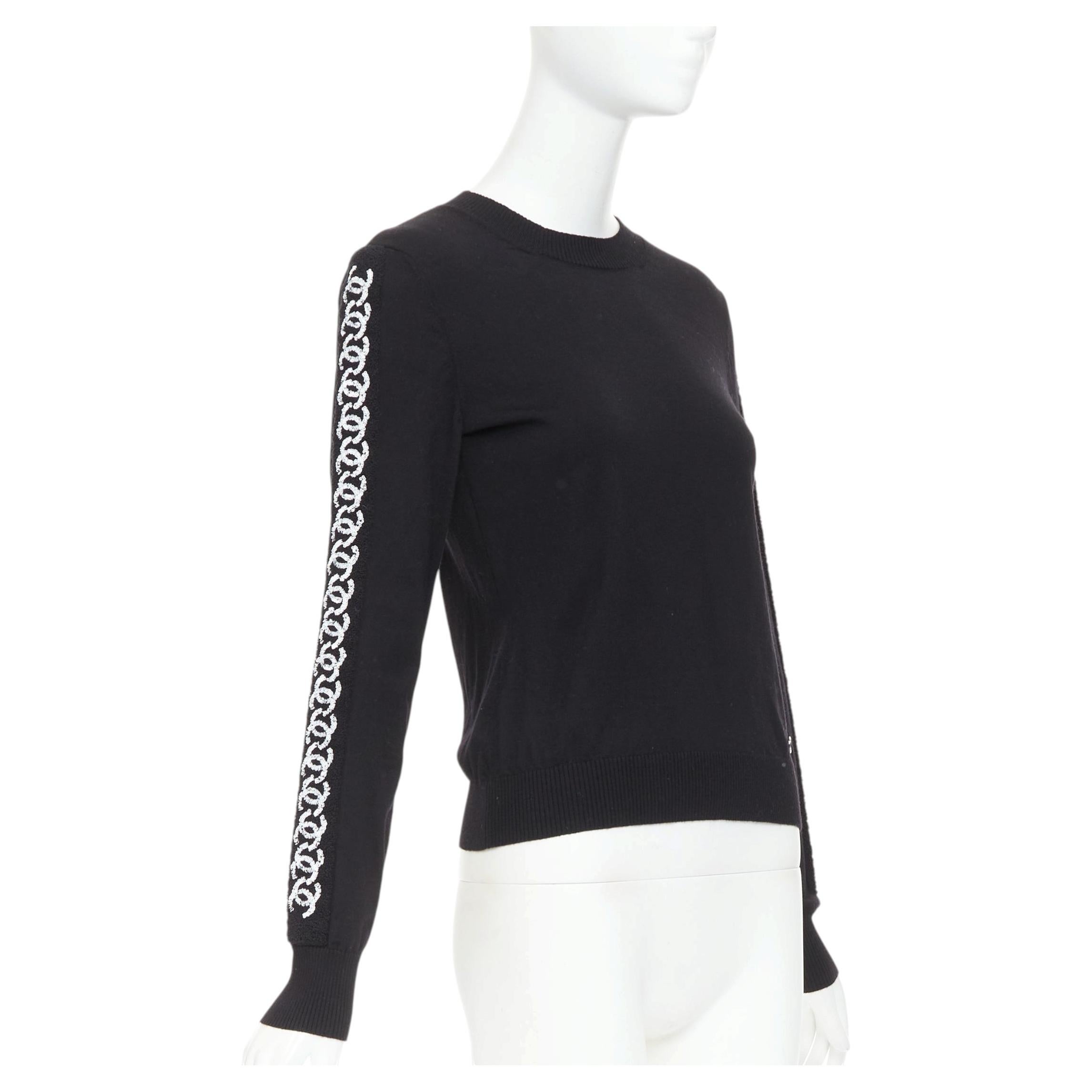 Chanel 21A – Pullover aus schwarzer Wolle mit Pailletten, CC-Logo und gestreiften Ärmeln, Rundhalsausschnitt, FR34, XS