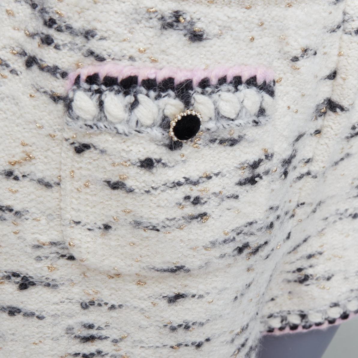 CHANEL 21A Runway cream cashmere wool tweed trim boucle knit shorts FR40 L
Reference: KYCG/A00132
Brand: Chanel
Designer: Virginie Viard
Collection: 21A - Runway
Material: Cashmere, Boucle Wool
Color: Cream
Pattern: Tweed
Closure: Elasticated
Extra