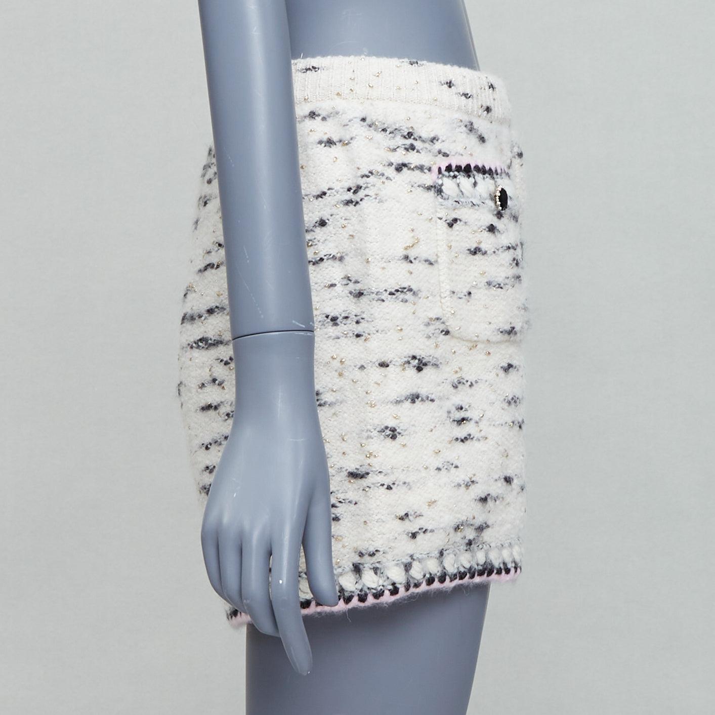 CHANEL 21A Runway cream cashmere wool tweed trim boucle knit shorts FR40 L In Excellent Condition For Sale In Hong Kong, NT