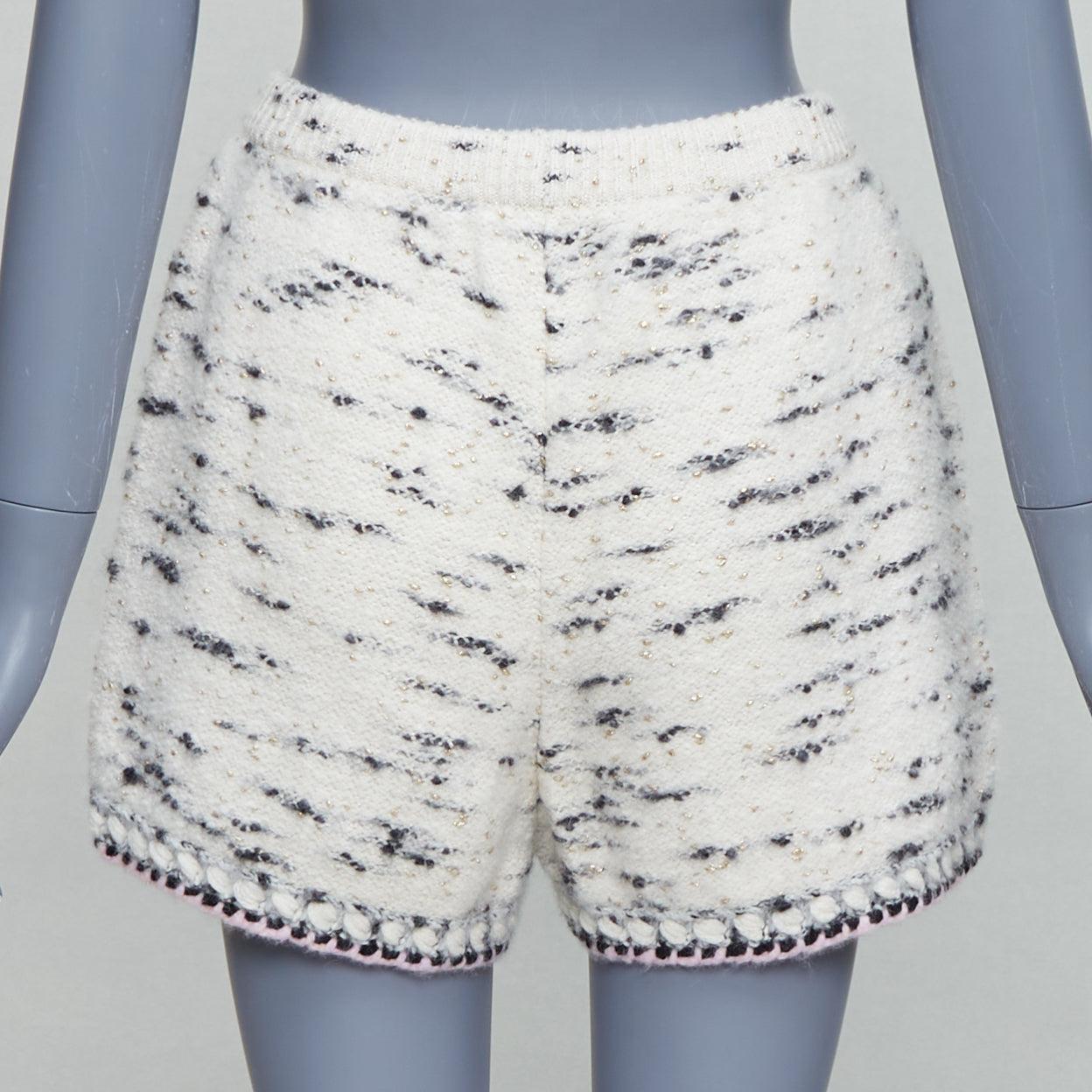 Women's CHANEL 21A Runway cream cashmere wool tweed trim boucle knit shorts FR40 L For Sale