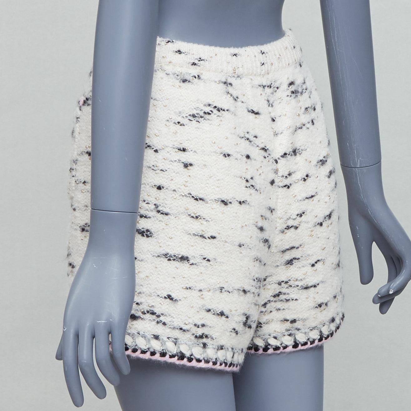 CHANEL 21A Runway cream cashmere wool tweed trim boucle knit shorts FR40 L For Sale 1