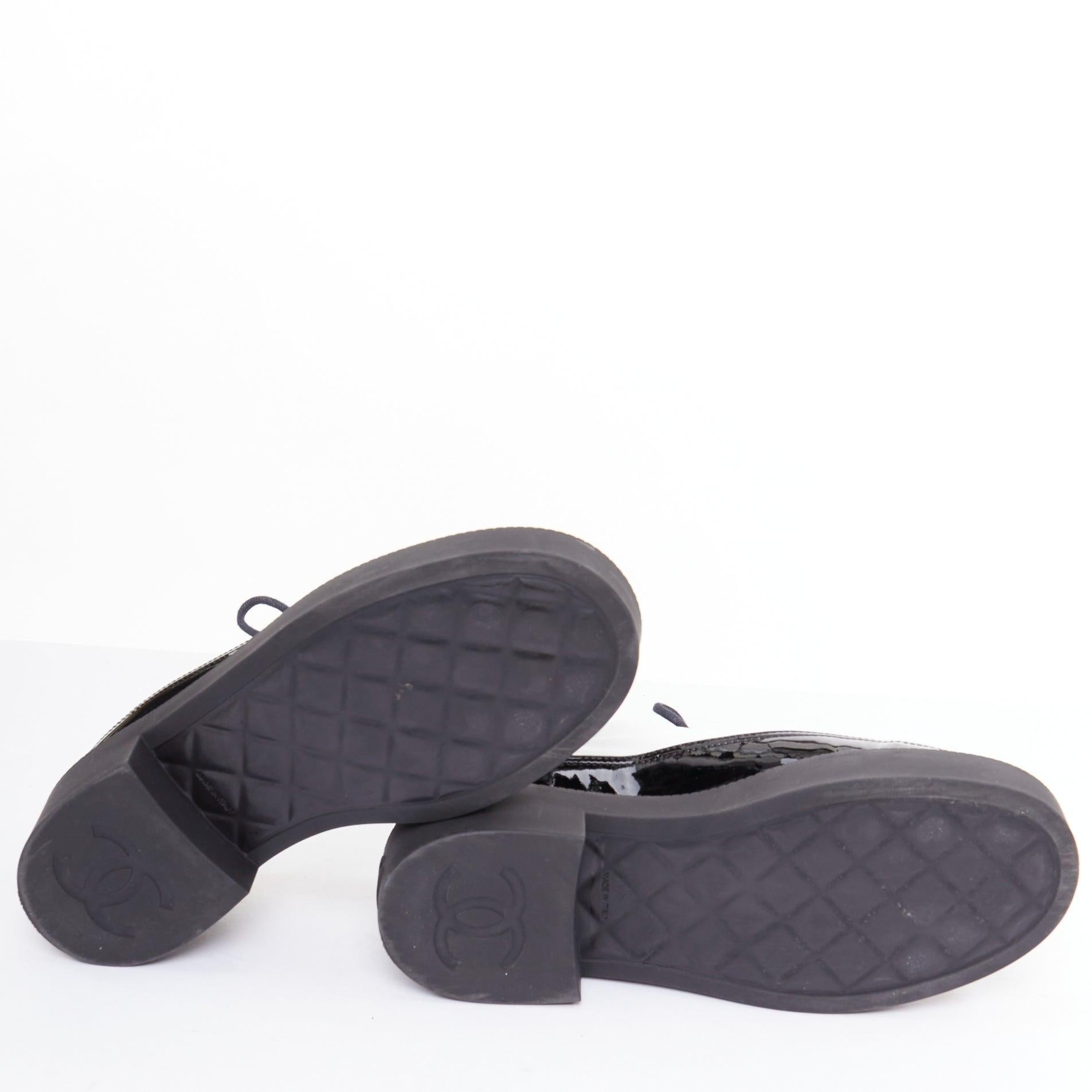 CHANEL 21B schwarz weißes Nylon Lackleder CC Brogue Creepers EU38 im Angebot 6