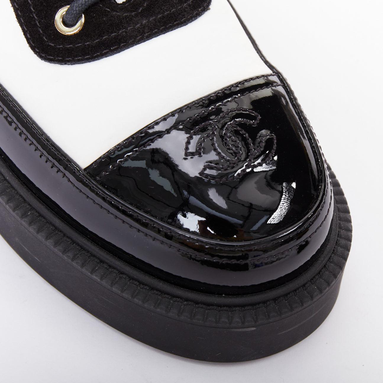 CHANEL 21B schwarz weißes Nylon Lackleder CC Brogue Creepers EU38
Referenz: SYDN/A00013
Marke: Chanel
Designer: Virginie Viard
Collection'S: 2024
MATERIAL: Nylon, Lackleder
Farbe: Schwarz, Weiß
Muster: Solide
Verschluss: Schnürung
Innenfutter: