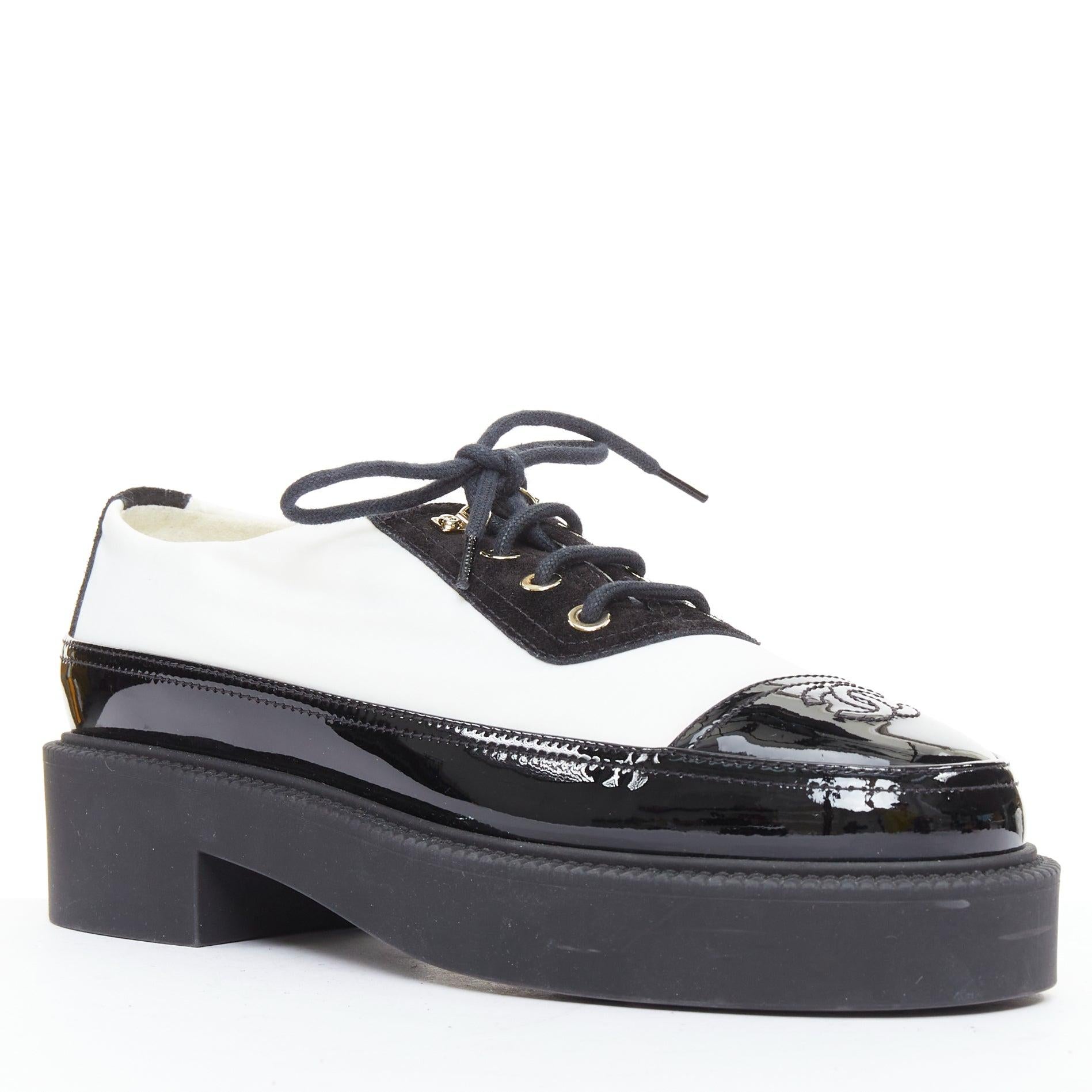CHANEL 21B schwarz weißes Nylon Lackleder CC Brogue Creepers EU38 (Schwarz) im Angebot