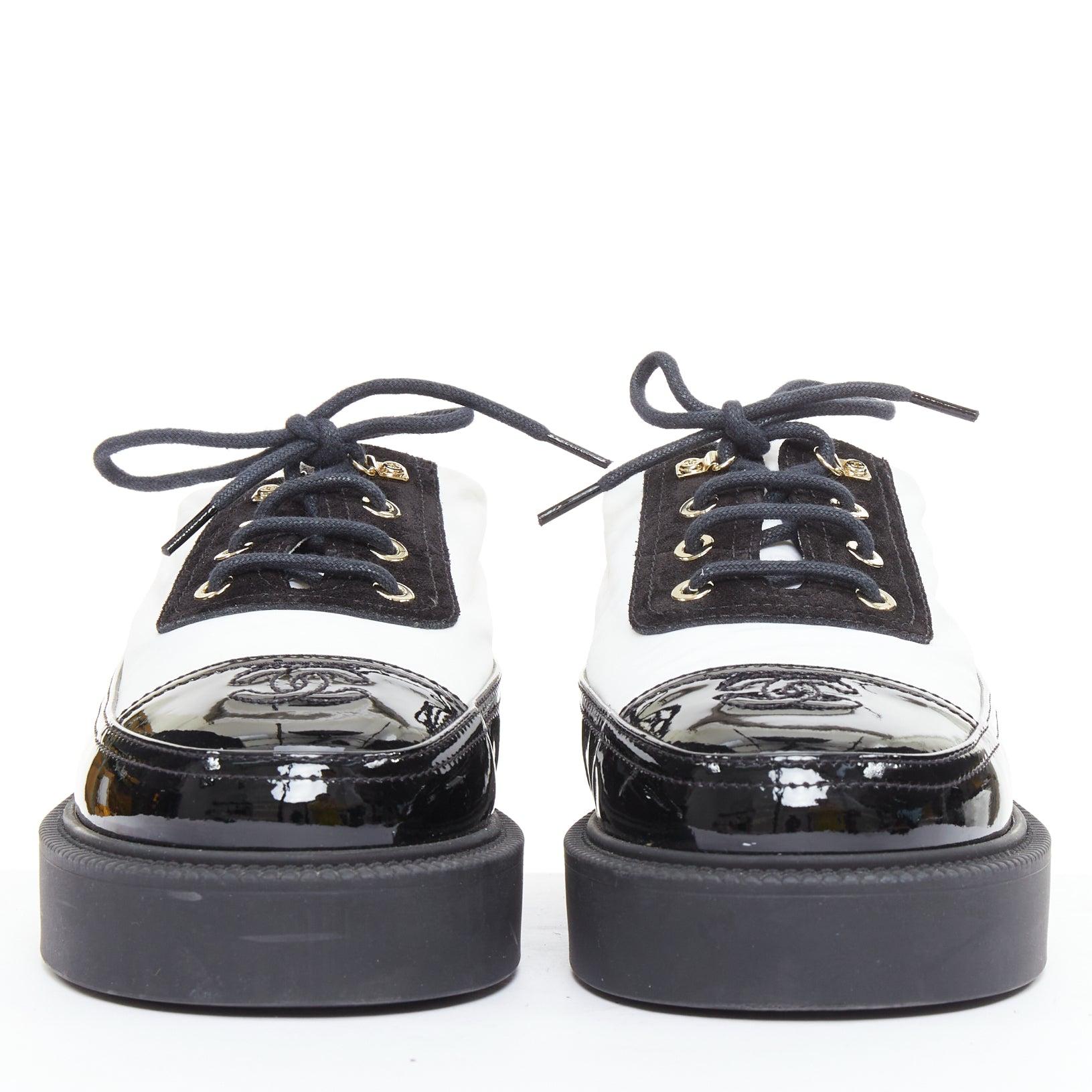 CHANEL 21B schwarz weißes Nylon Lackleder CC Brogue Creepers EU38 im Zustand „Gut“ im Angebot in Hong Kong, NT