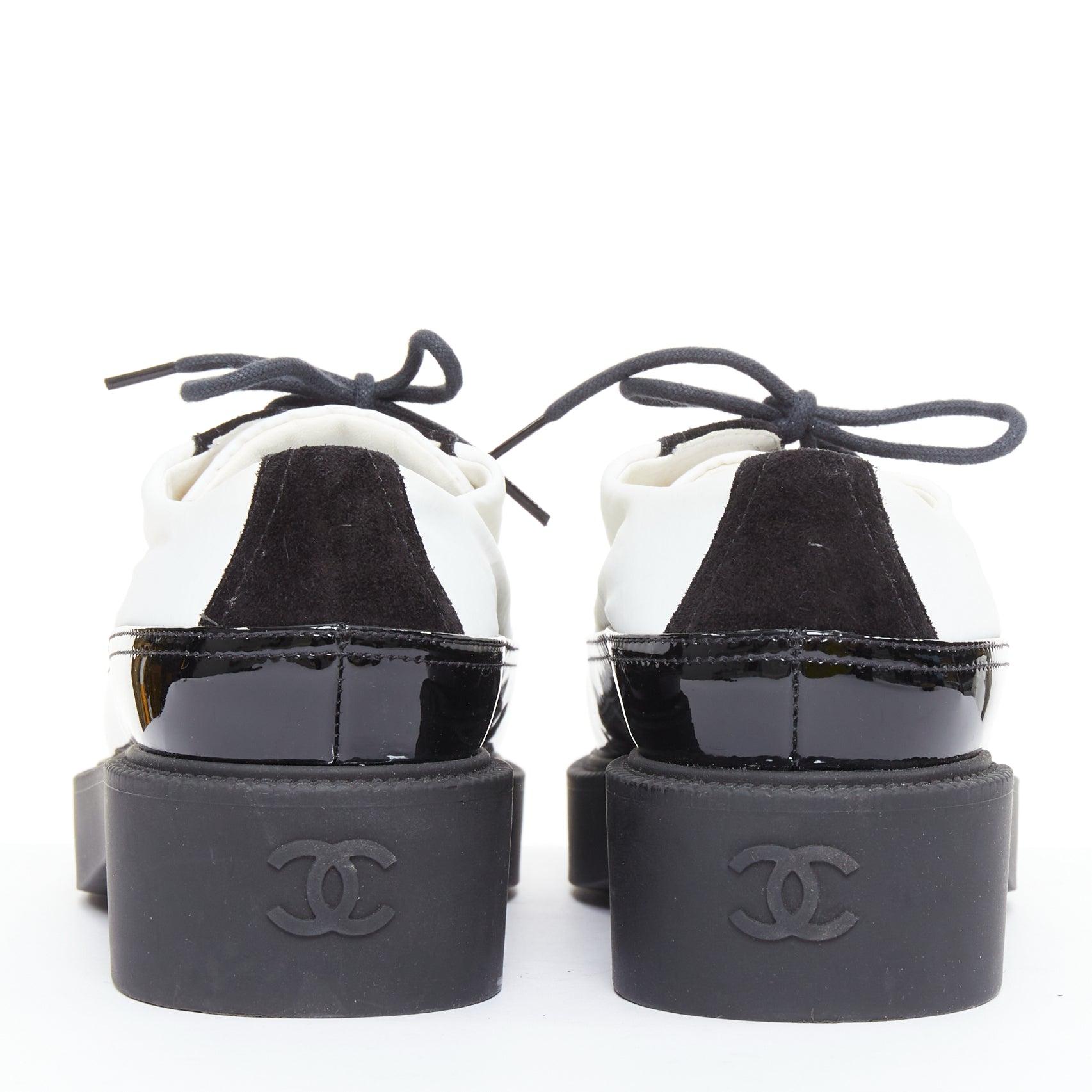CHANEL 21B schwarz weißes Nylon Lackleder CC Brogue Creepers EU38 im Angebot 1