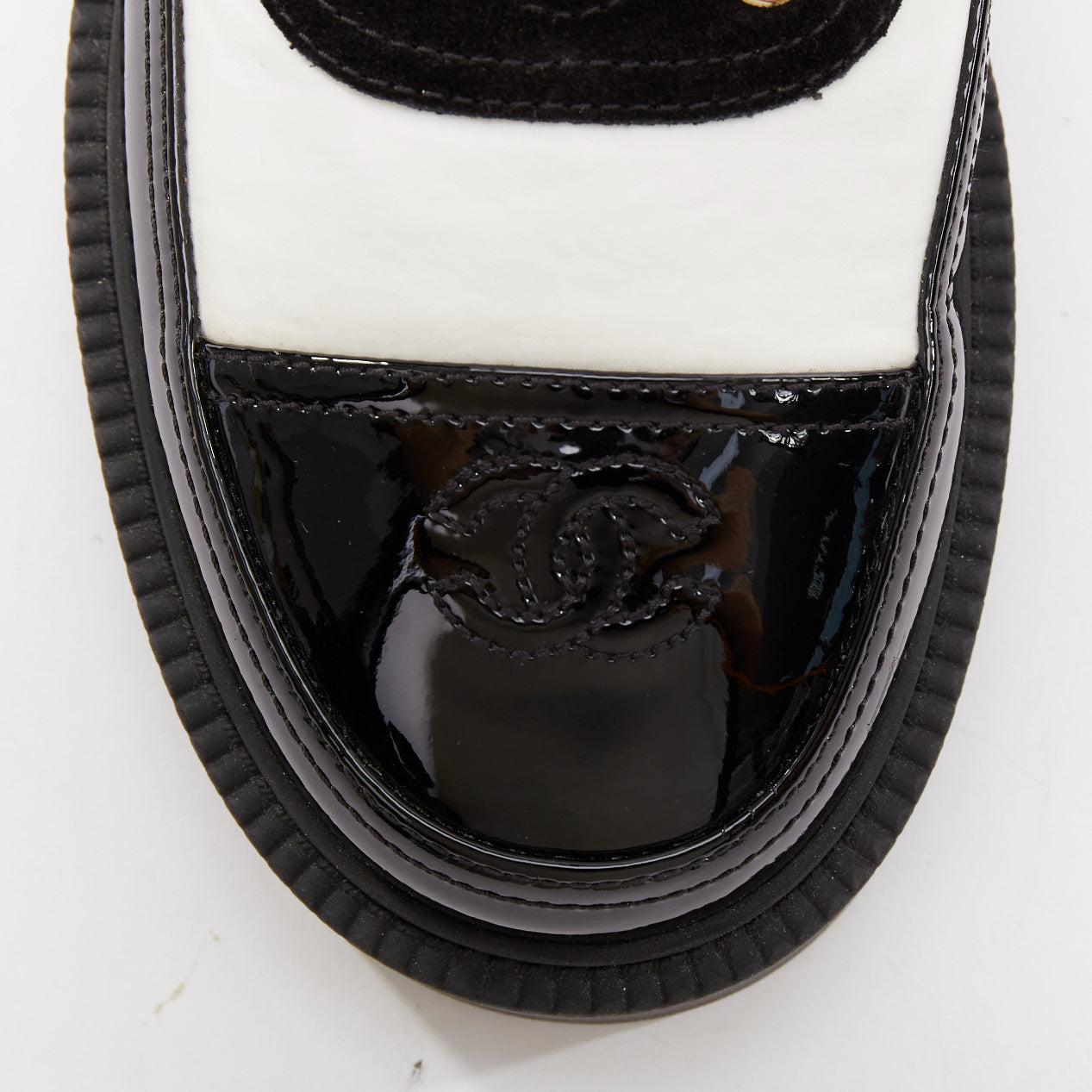 CHANEL 21B schwarz weißes Nylon Lackleder CC Brogue Creepers EU38 im Angebot 2