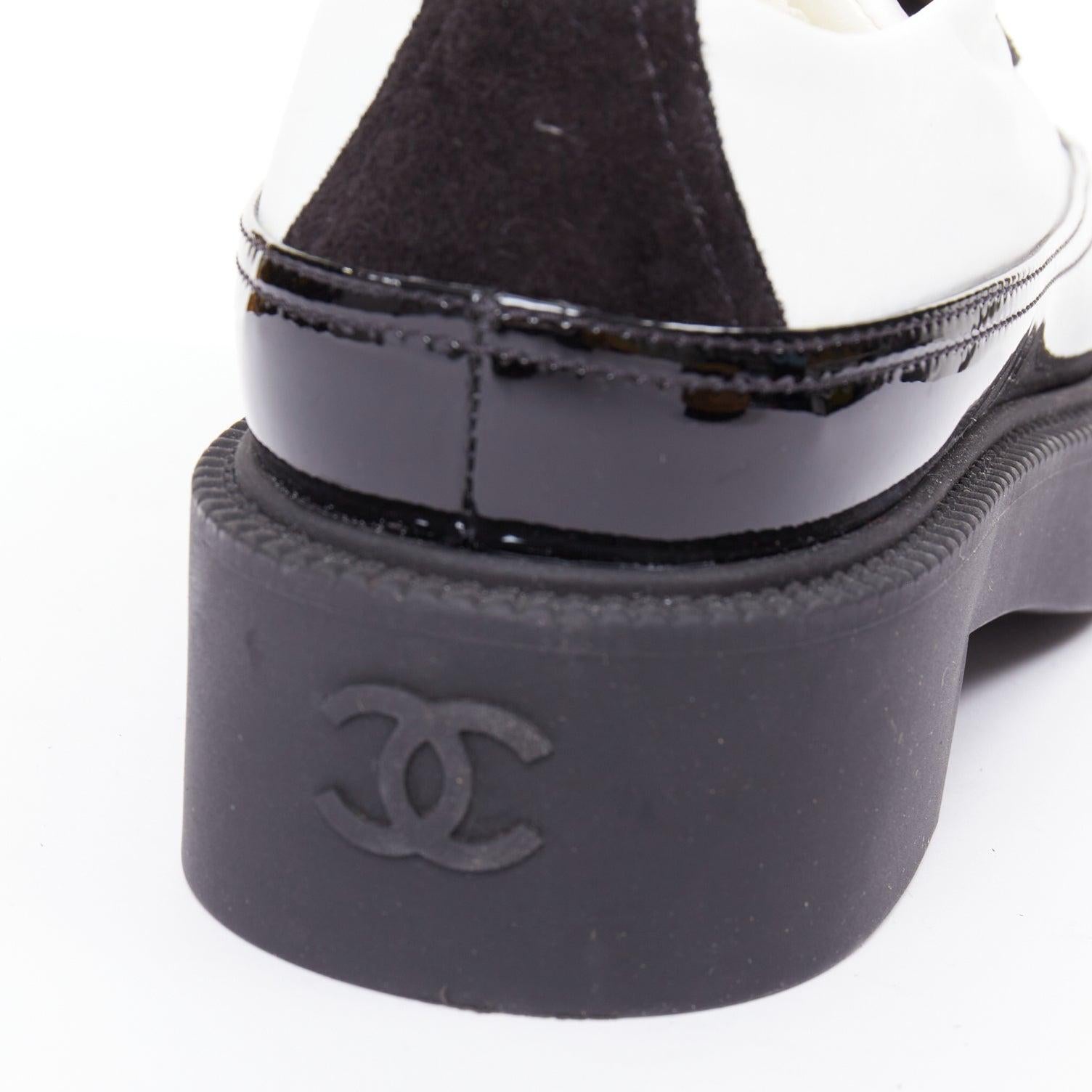 CHANEL 21B schwarz weißes Nylon Lackleder CC Brogue Creepers EU38 im Angebot 3