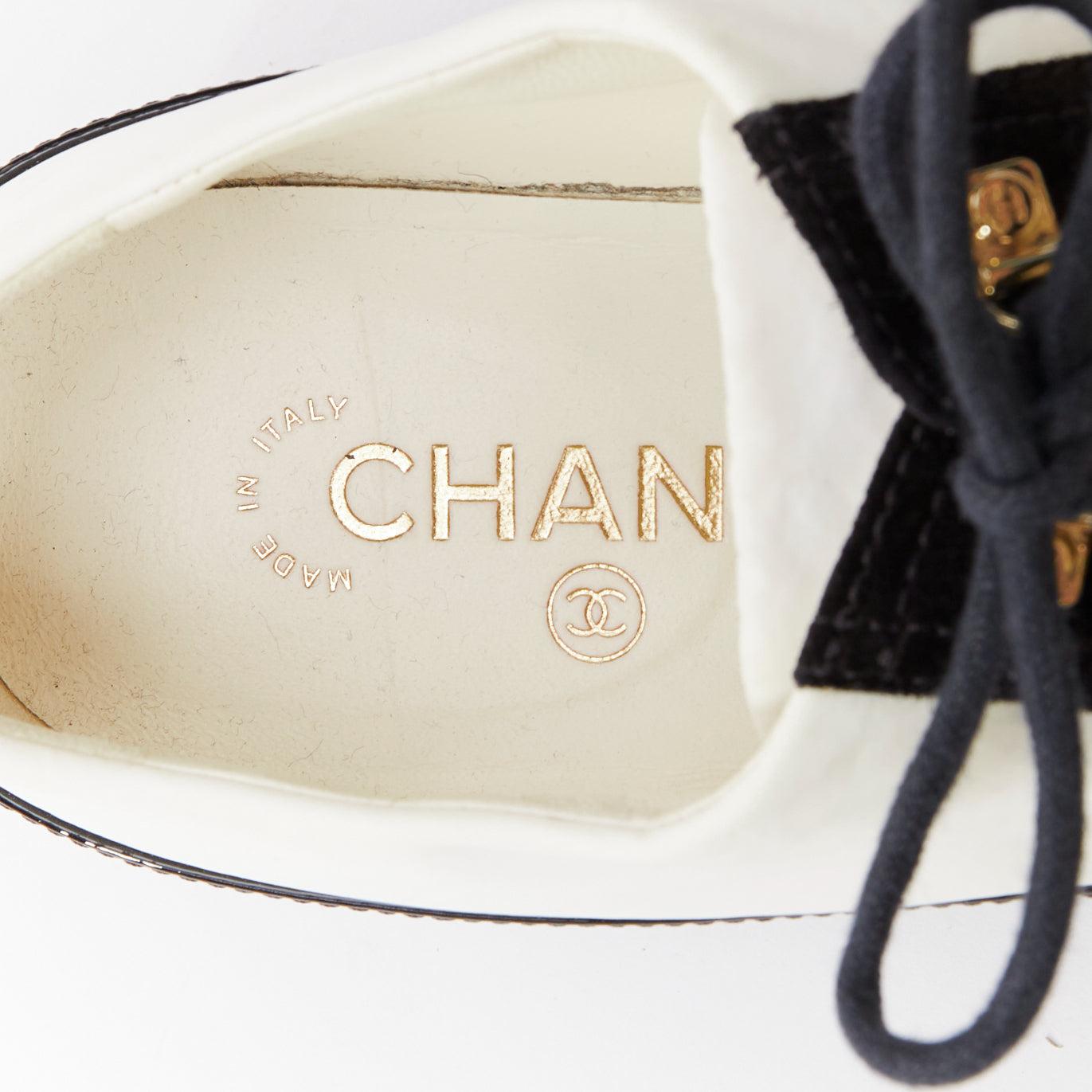 CHANEL 21B schwarz weißes Nylon Lackleder CC Brogue Creepers EU38 im Angebot 4