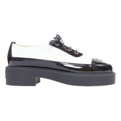 CHANEL 21B noir blanc nylon cuir verni CC brogue creepers EU38
