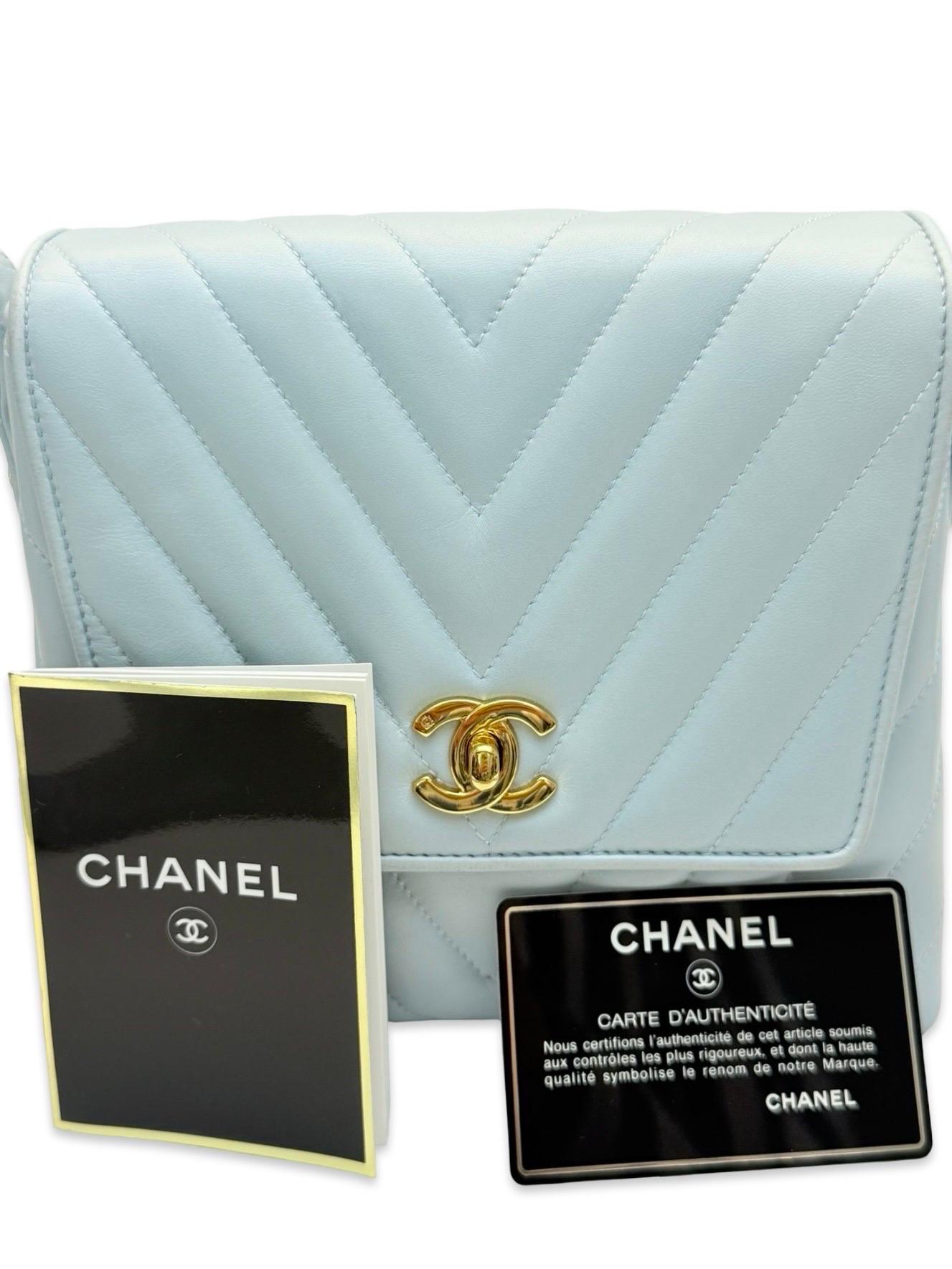 Chanel 21cm light blue chevron lambskin shoulder bag For Sale 12