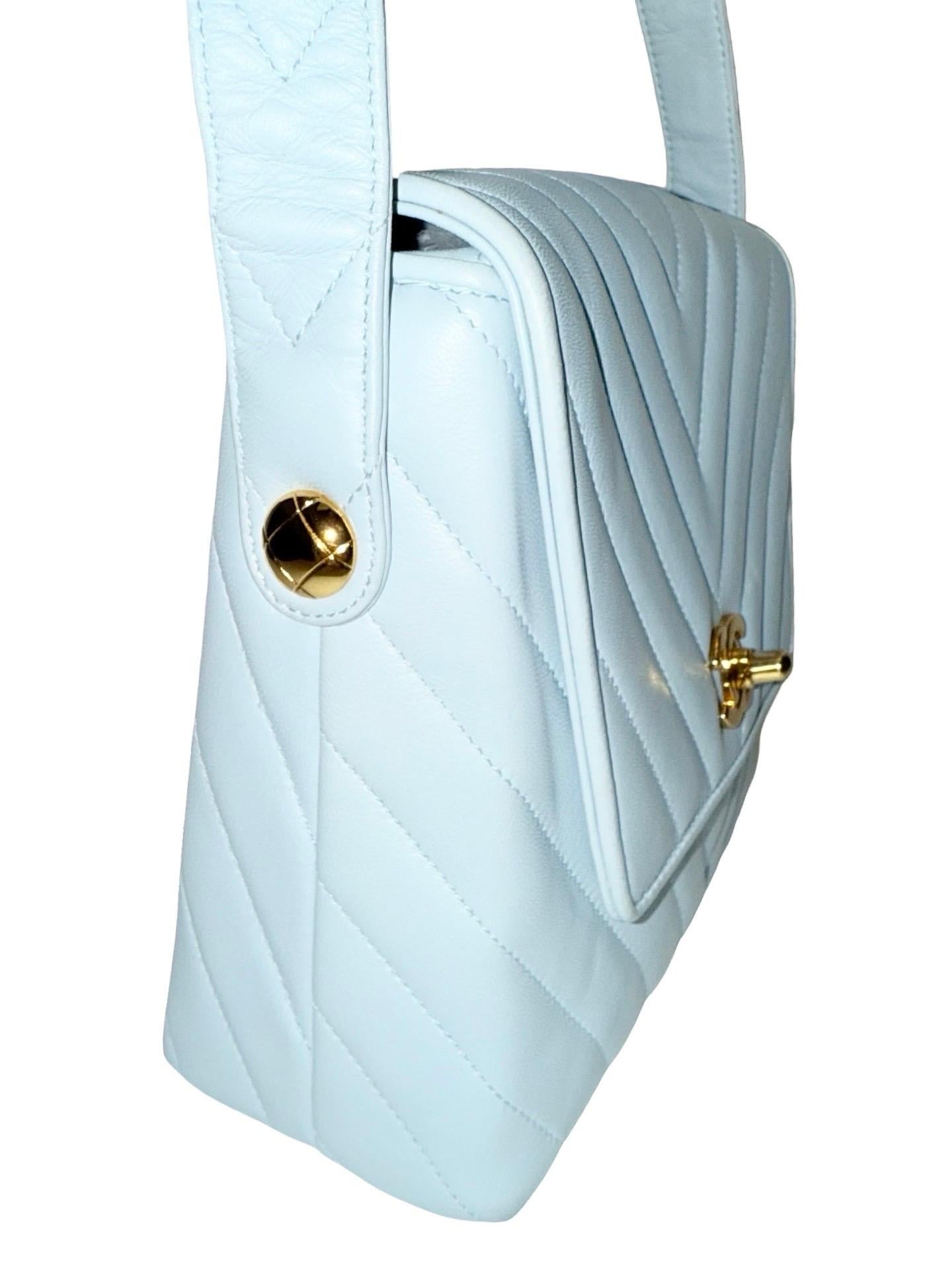 Chanel 21cm light blue chevron lambskin shoulder bag In Good Condition For Sale In Sheung Wan, HK