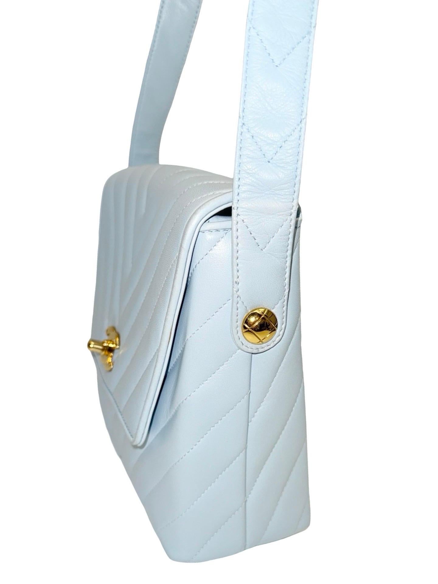 Women's or Men's Chanel 21cm light blue chevron lambskin shoulder bag For Sale
