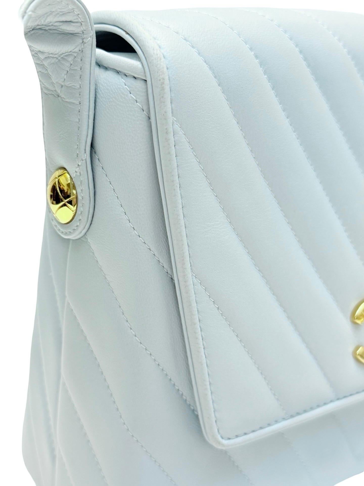Chanel 21cm light blue chevron lambskin shoulder bag For Sale 2