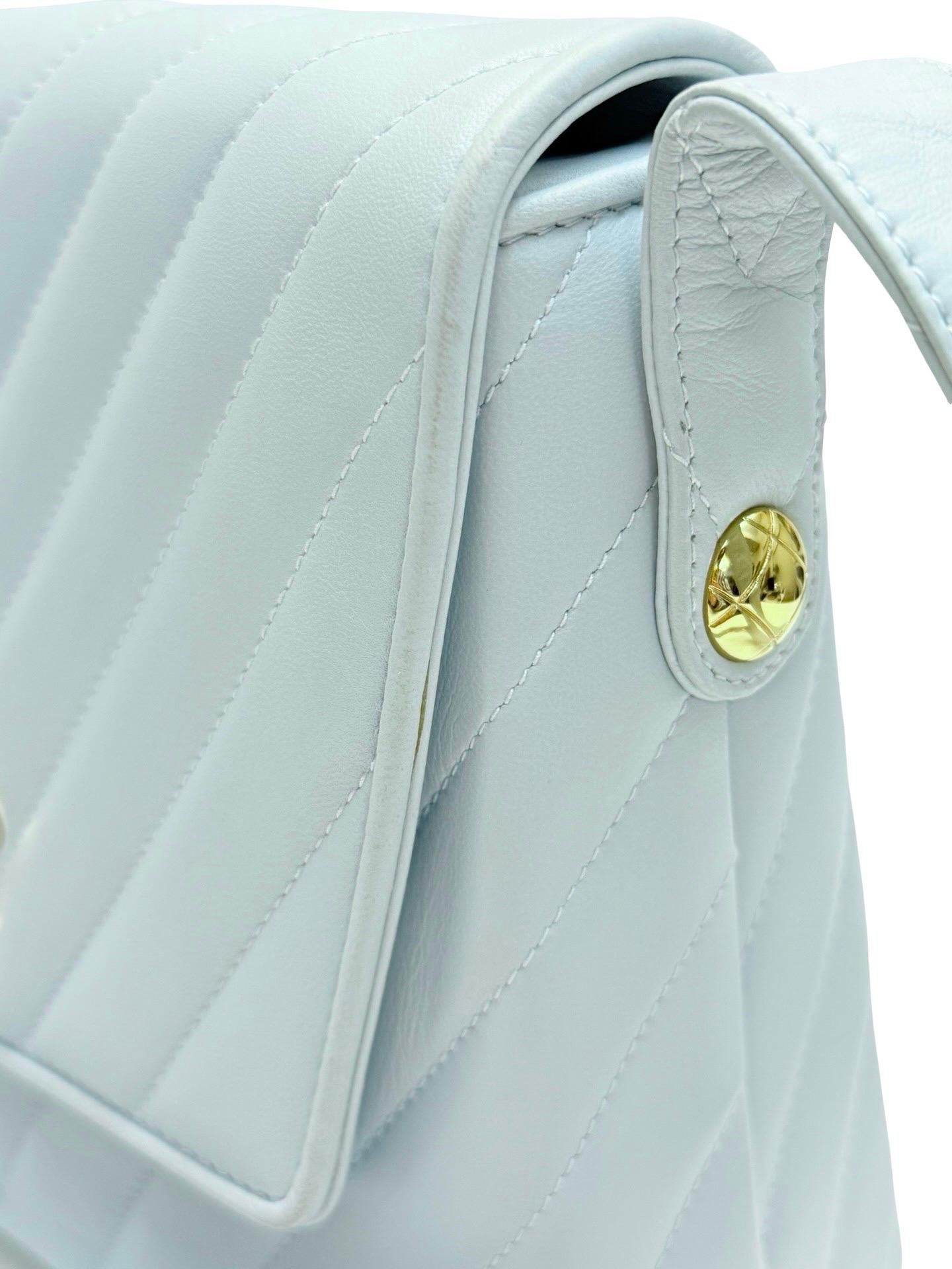 Chanel 21cm light blue chevron lambskin shoulder bag For Sale 3