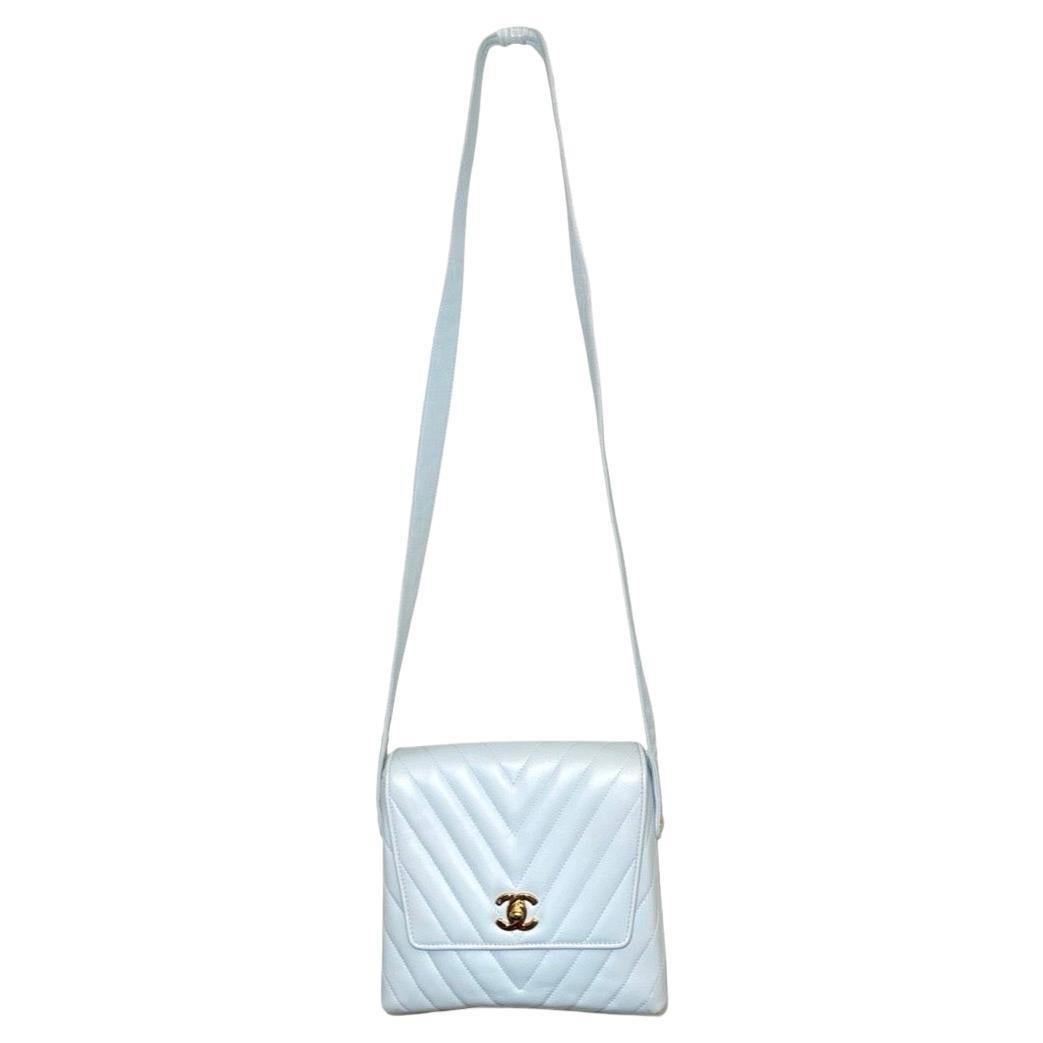 Chanel 21cm light blue chevron lambskin shoulder bag For Sale