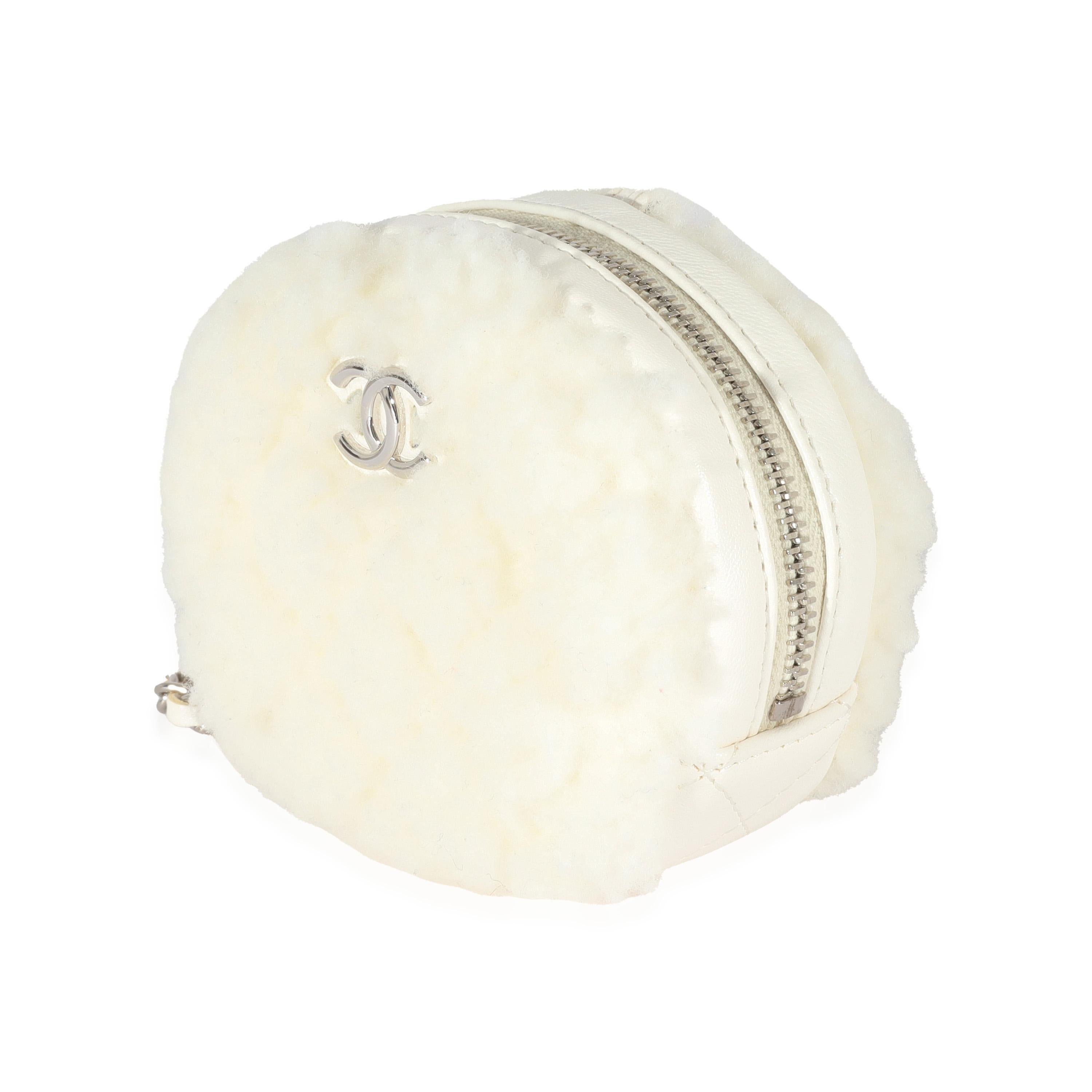 Mini pochette circulaire en peau de mouton blanche Coco Neige 21N sur chaîne Chanel Excellent état - En vente à New York, NY