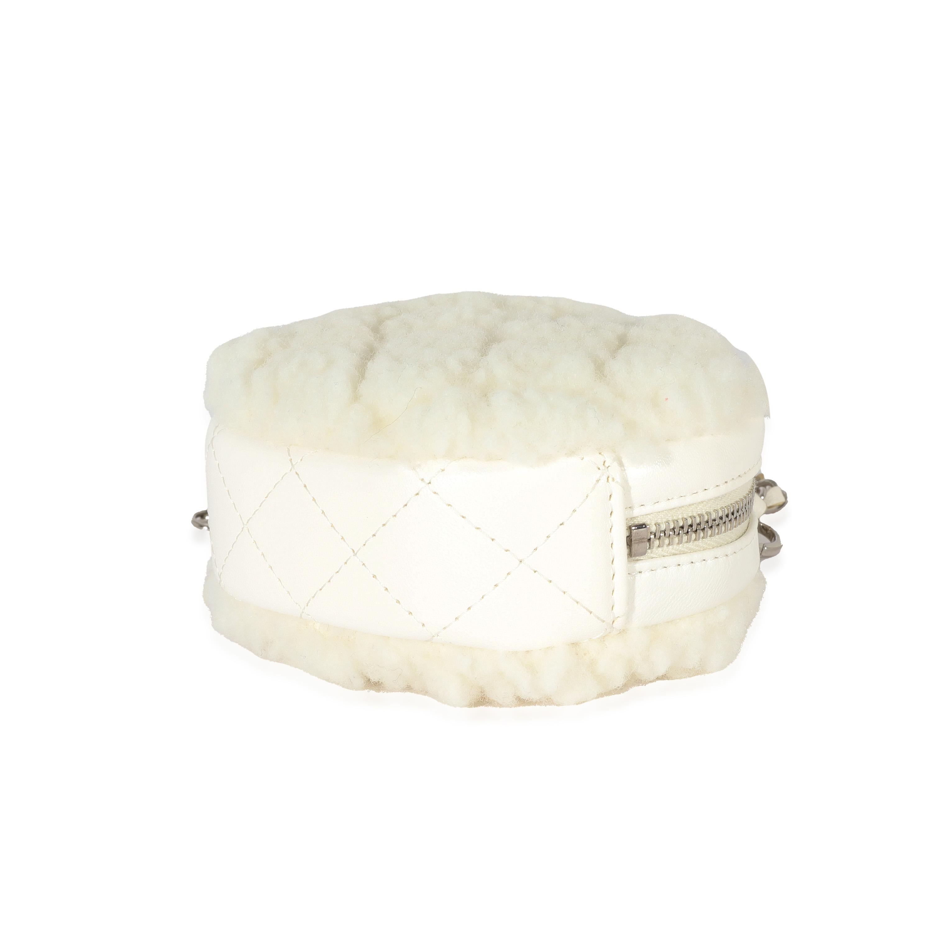 Mini pochette circulaire en peau de mouton blanche Coco Neige 21N sur chaîne Chanel Pour femmes en vente