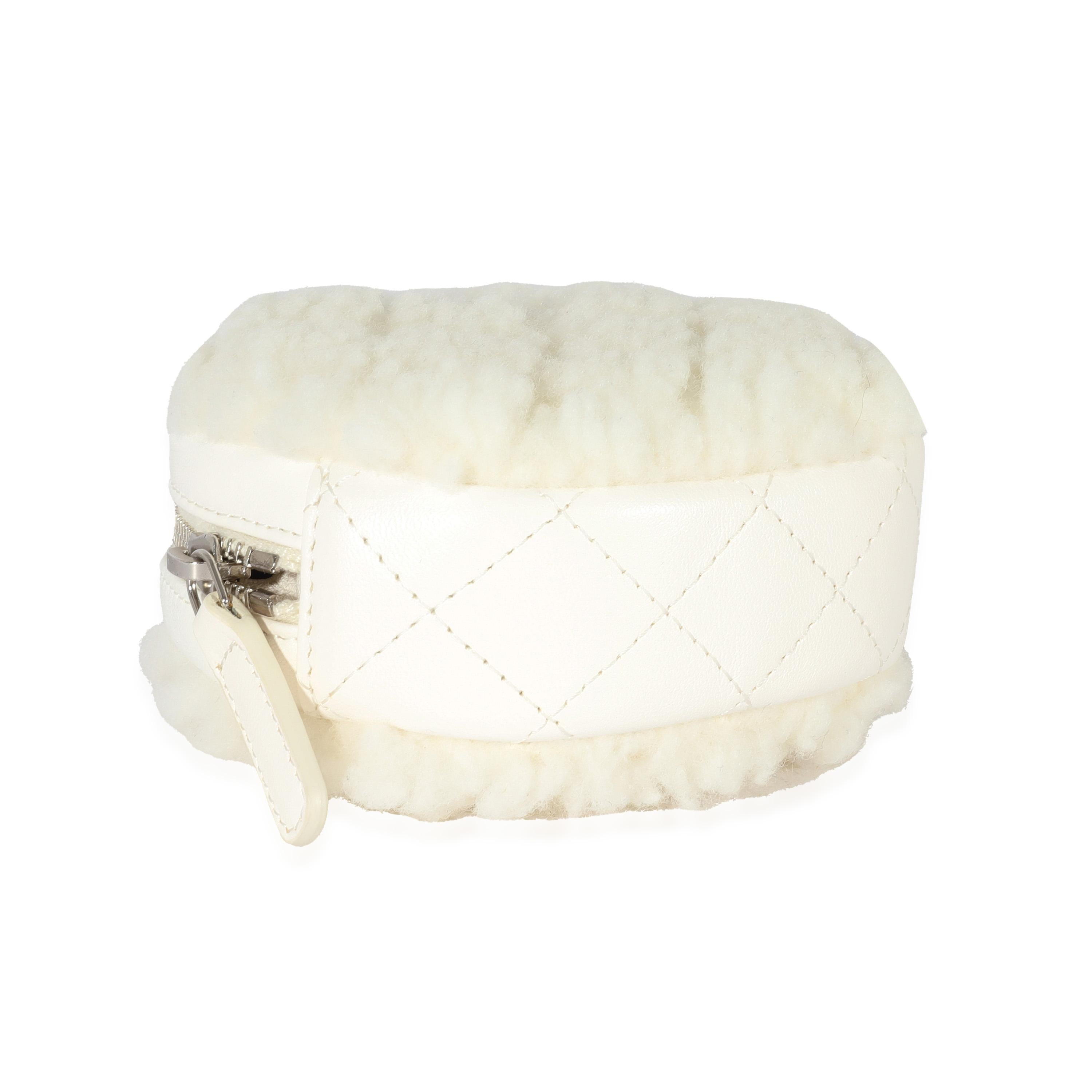 Mini pochette circulaire en peau de mouton blanche Coco Neige 21N sur chaîne Chanel en vente 1