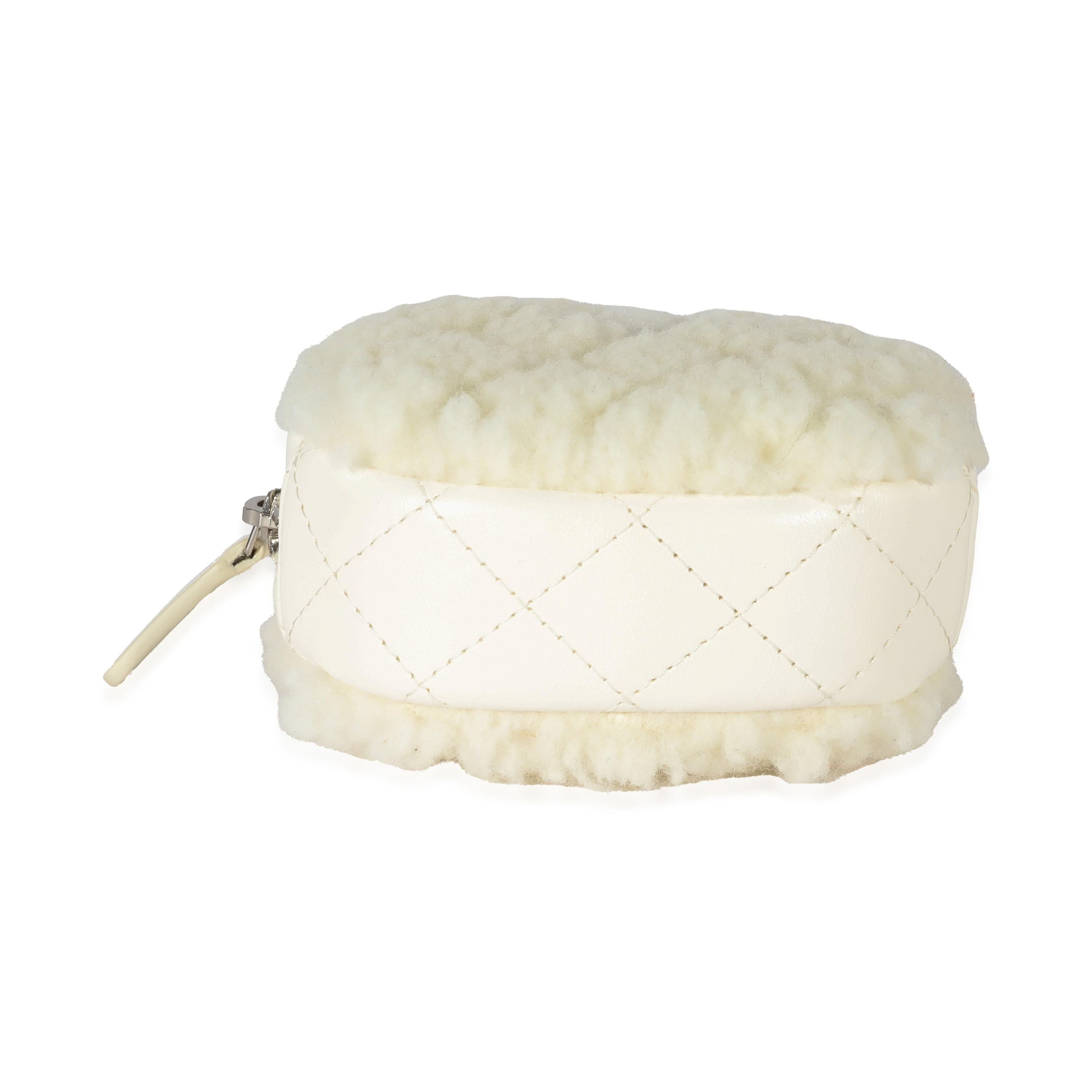 Mini pochette circulaire en peau de mouton blanche Coco Neige 21N sur chaîne Chanel en vente 2