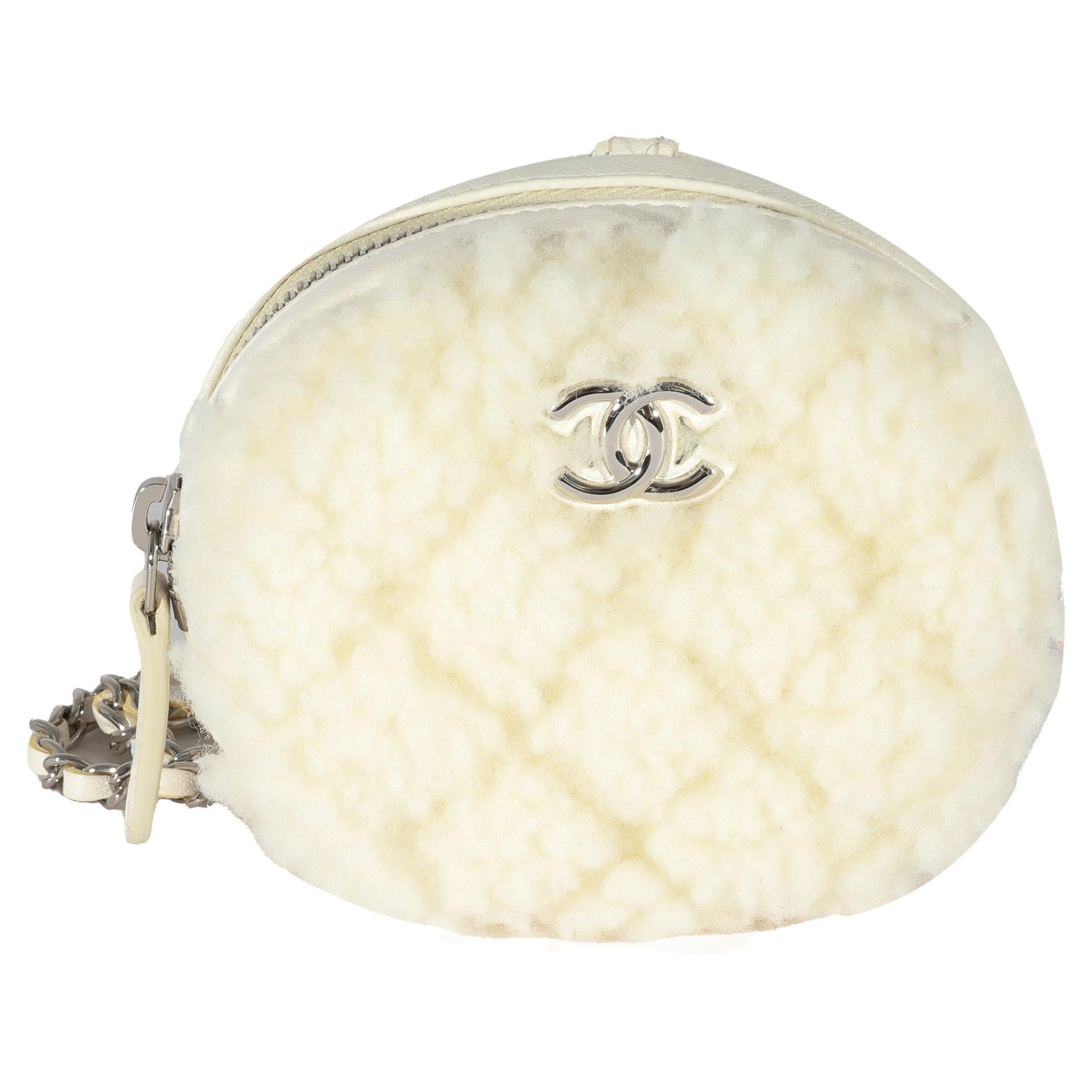 Mini pochette circulaire en peau de mouton blanche Coco Neige 21N sur chaîne Chanel en vente