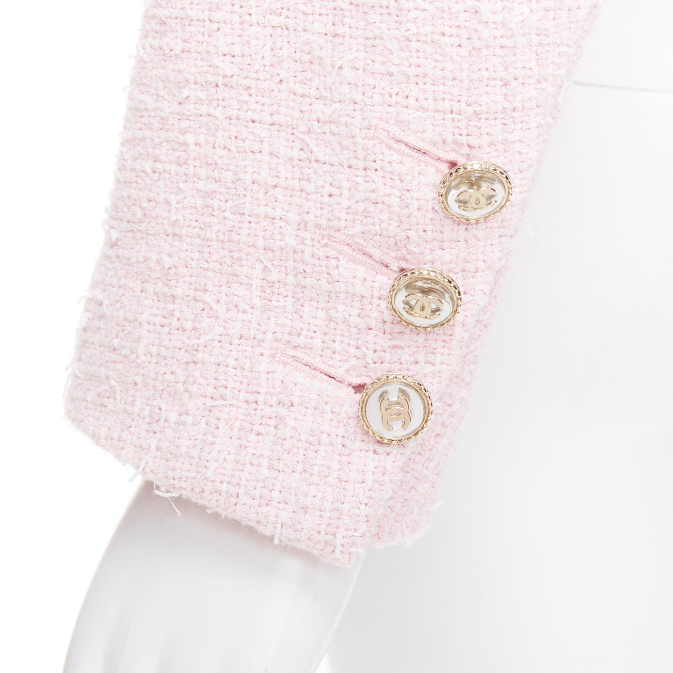 Chanel 21P rosa in tweed di cotone con bottoni CC doppiopetto FR38 M.
Riferimento: TGAS/E00843
Marchio: Chanel
Designer: Virginie Viard
Collection'S: 21P
Materiale: Cotone, misto
Colore: rosa, trasparente
Modello: Tweed
Chiusura: bottone
Fodera: