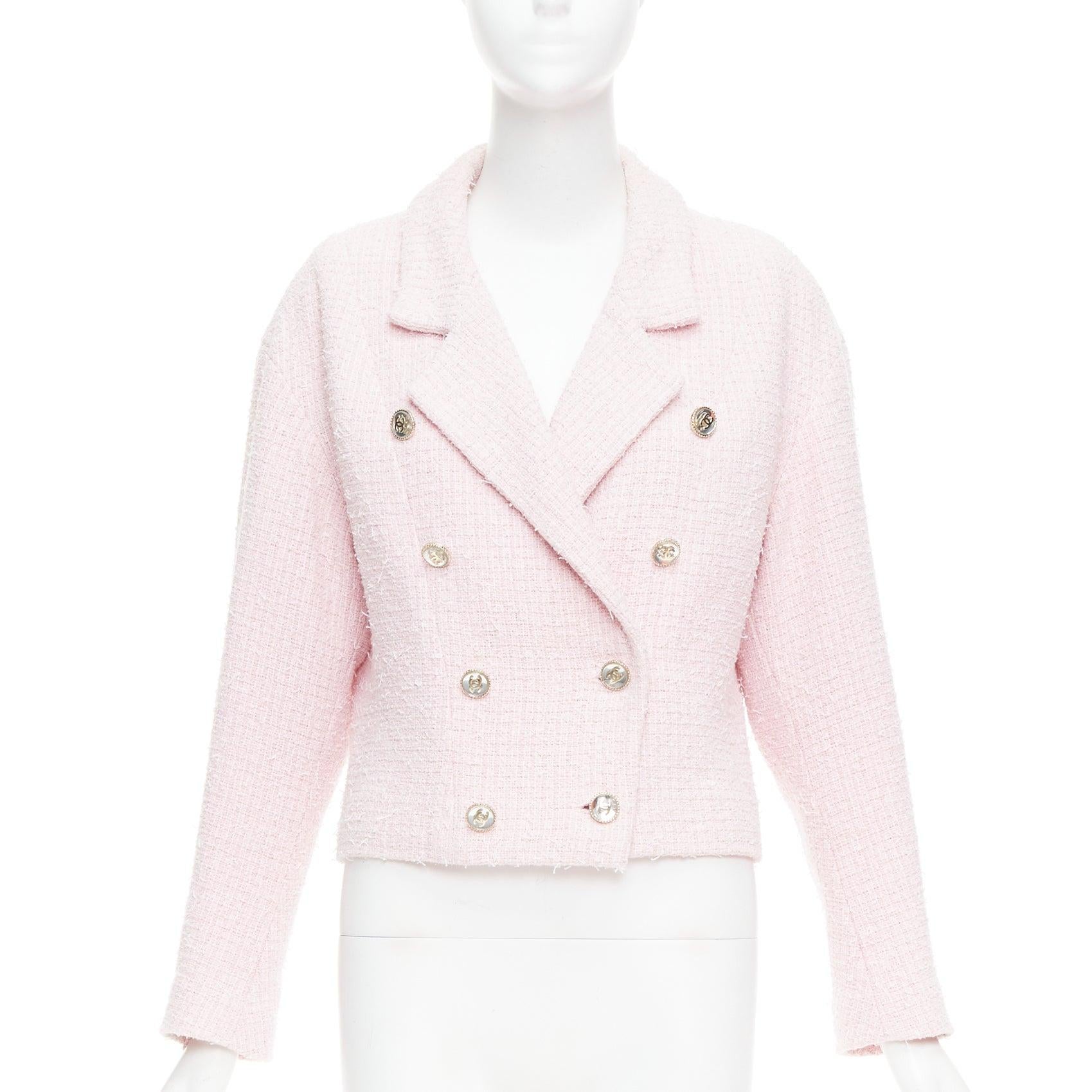Chanel 21P rosa in tweed di cotone con bottoni CC doppiopetto FR38 M.
Riferimento: TGAS/E00843
Marchio: Chanel
Designer: Virginie Viard
Collection'S: 21P
Materiale: Cotone, misto
Colore: rosa, trasparente
Modello: Tweed
Chiusura: bottone
Fodera: