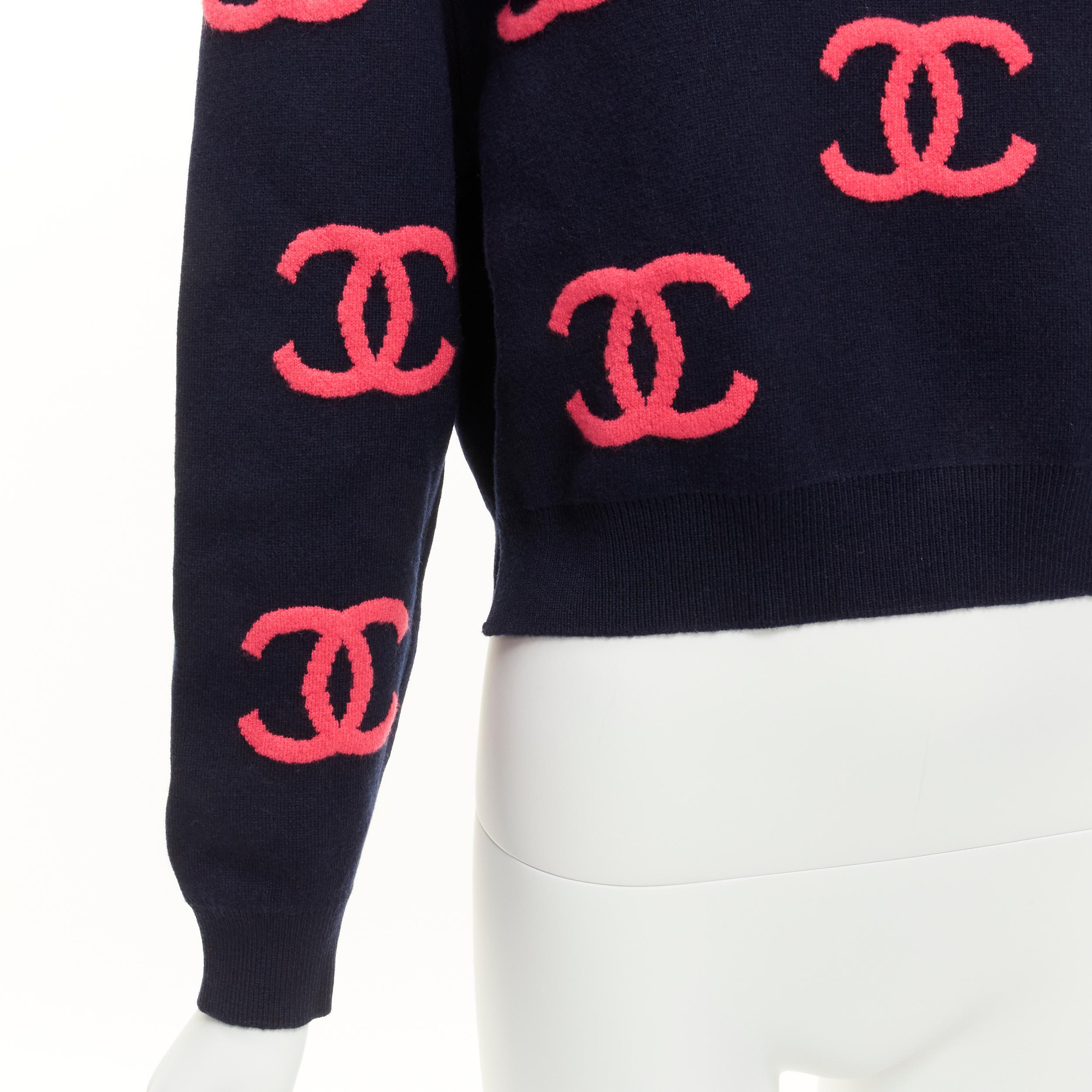 CHANEL 21P pink navy CC logo intarsia cashmere blend cropped sweater FR38 M
Reference: TGAS/D00028
Brand: Chanel
Designer: Karl Lagerfeld
Collection: 21P
Material: Cashmere, Elastane
Color: Navy, Pink
Pattern: Logomania
Closure: Pullover
Made in: