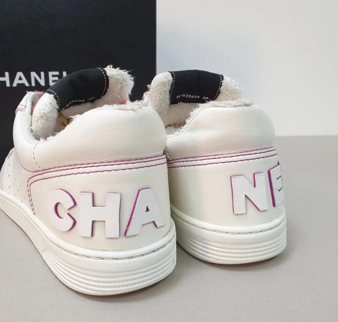 Chanel 21P White Leather Pink Low Top Sneakers

Sz.39

Condition is good.Signs of wear seen on pics

No box. No dust bag