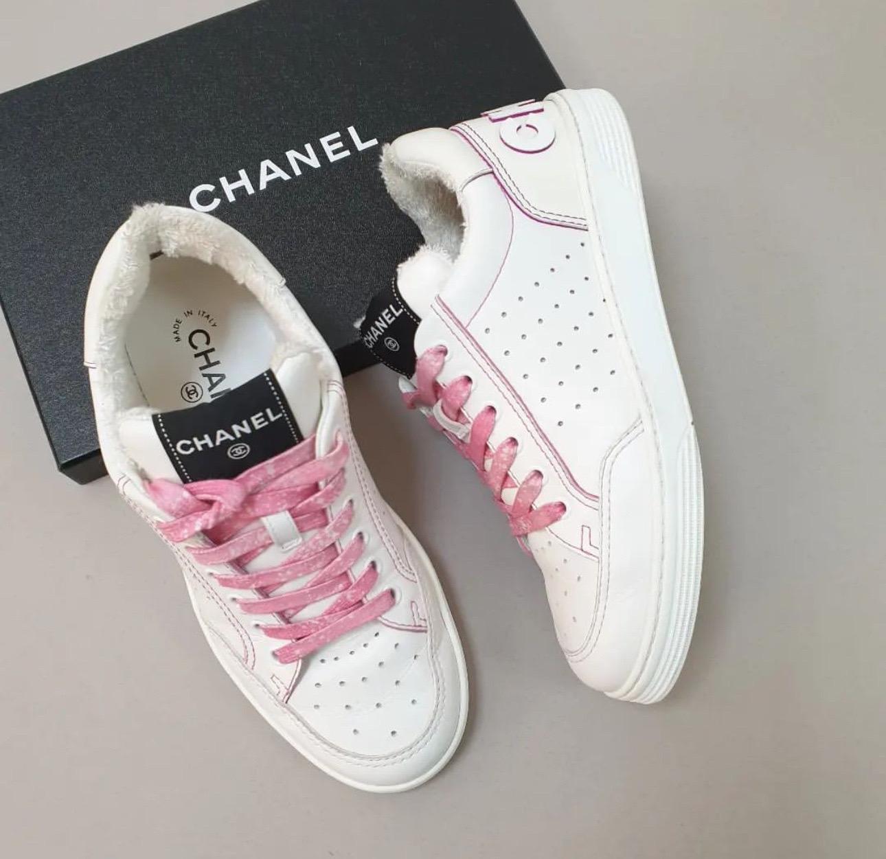 Chanel 21P White Leather Pink Low Top Sneakers In Good Condition For Sale In Krakow, PL