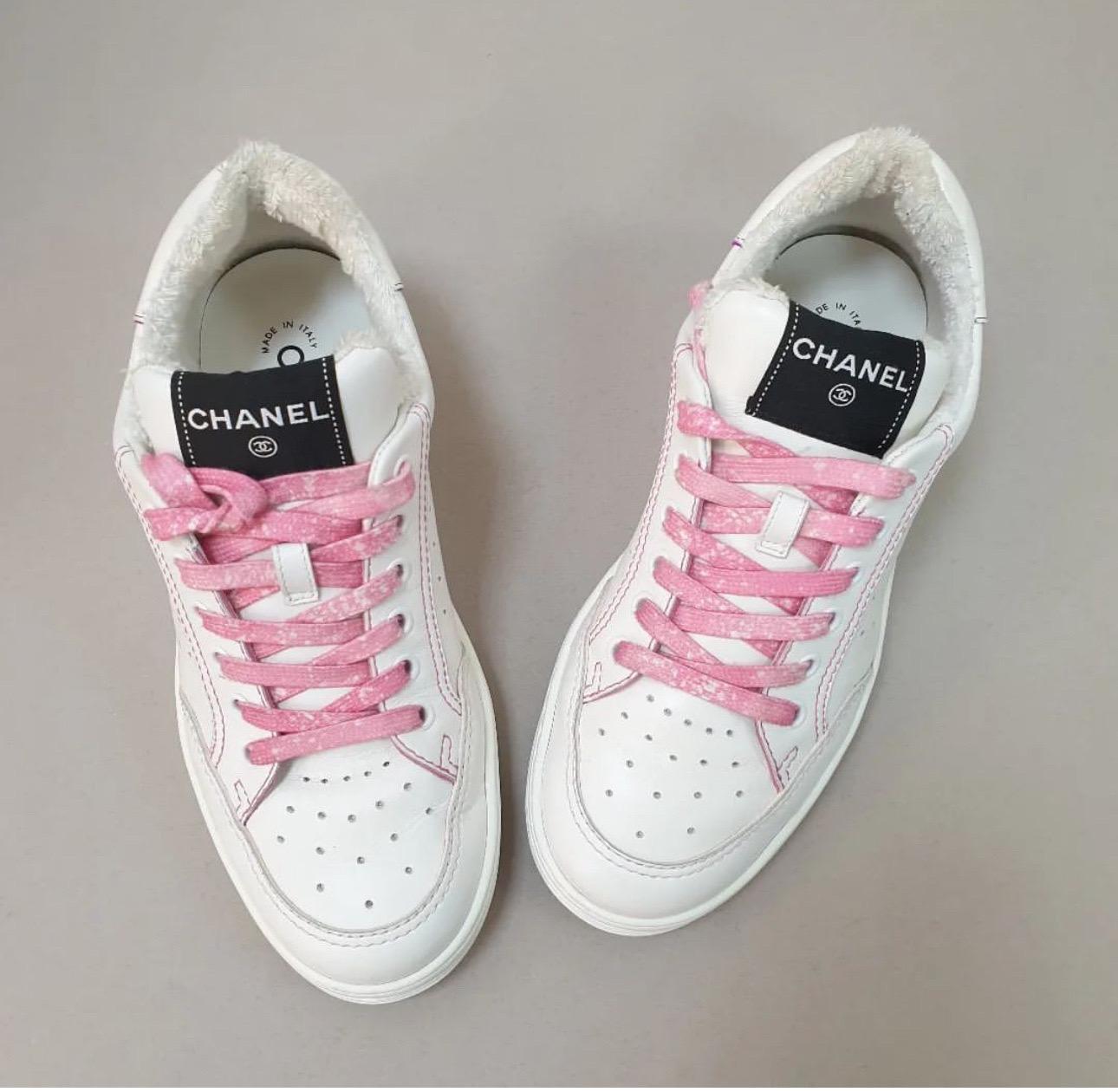 Chanel 21P White Leather Pink Low Top Sneakers For Sale 1